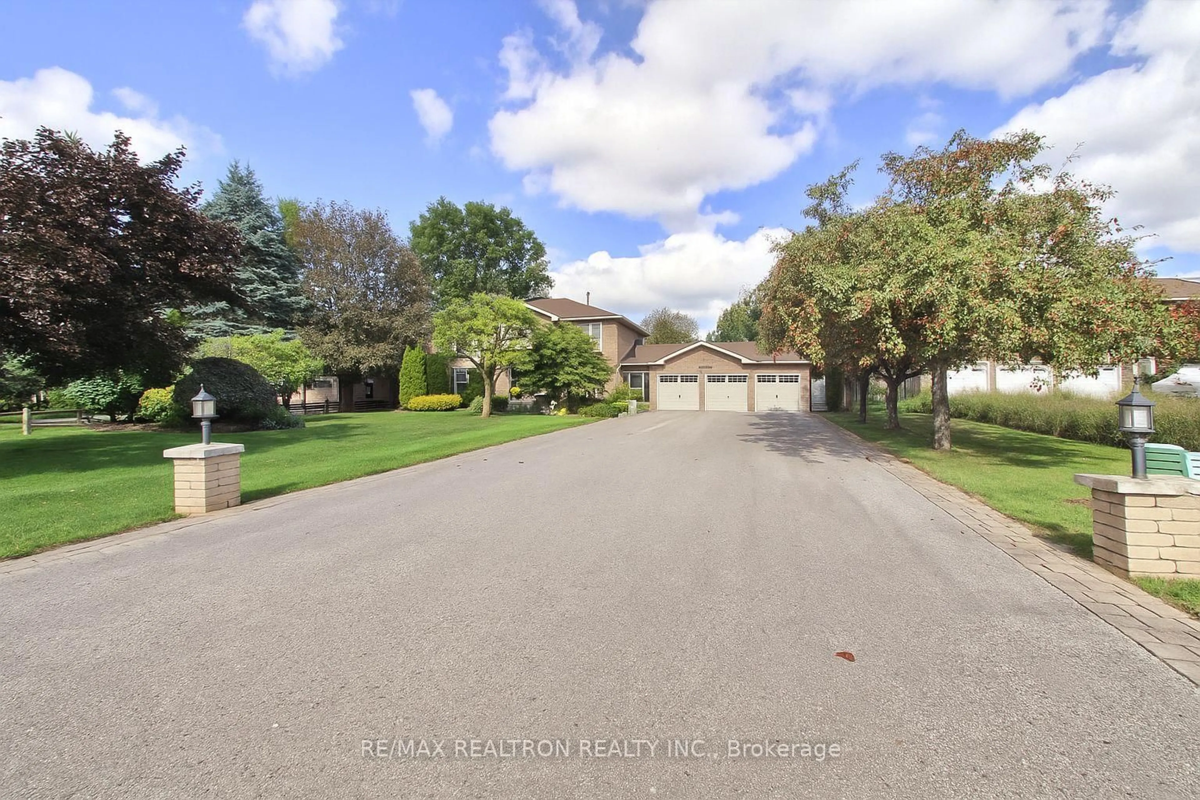 A pic from outside/outdoor area/front of a property/back of a property/a pic from drone, street for 1824 Mount Albert Rd, East Gwillimbury Ontario L0G 1V0