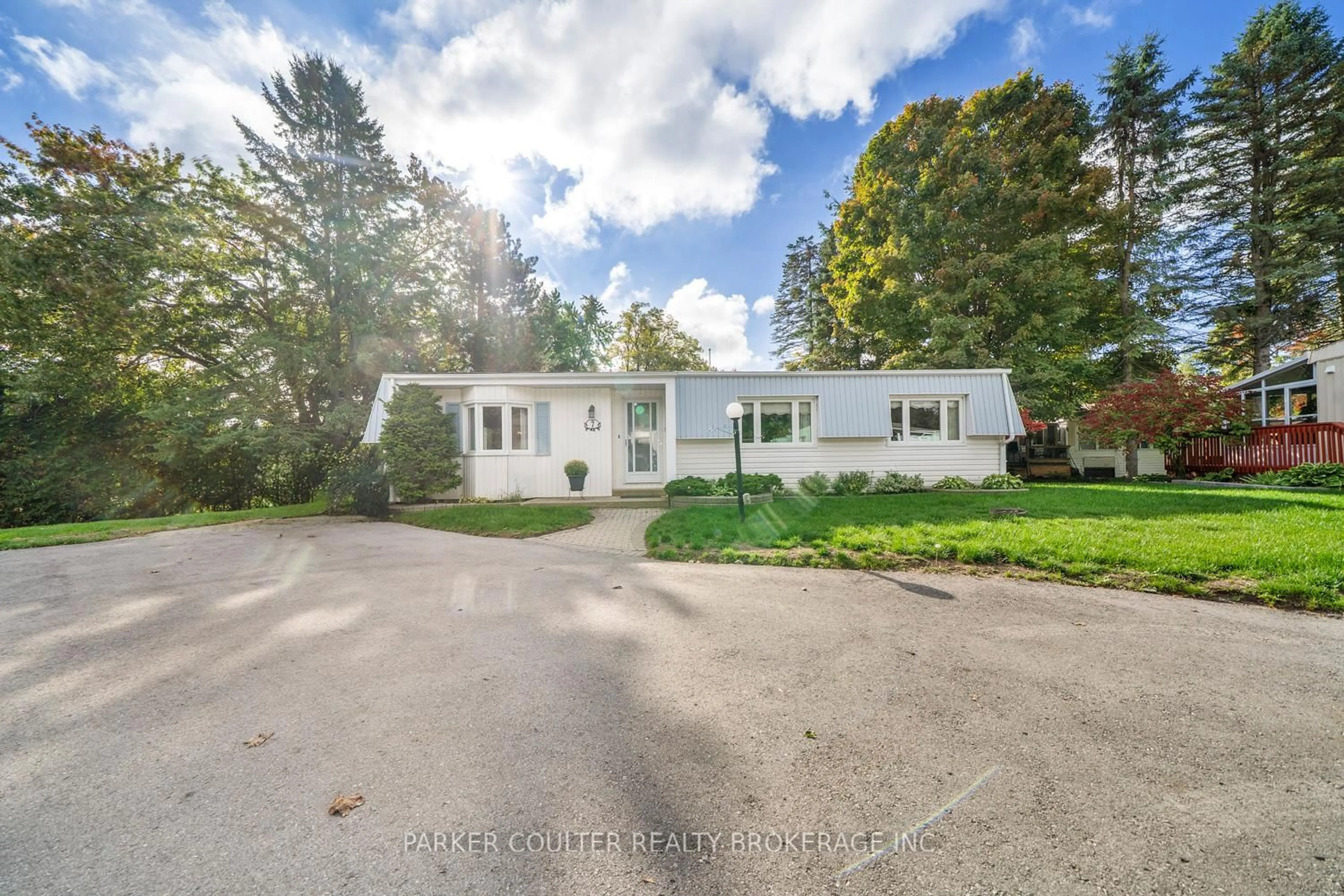 A pic from outside/outdoor area/front of a property/back of a property/a pic from drone, street for 7 Sunset Cove, Innisfil Ontario L9S 1M4