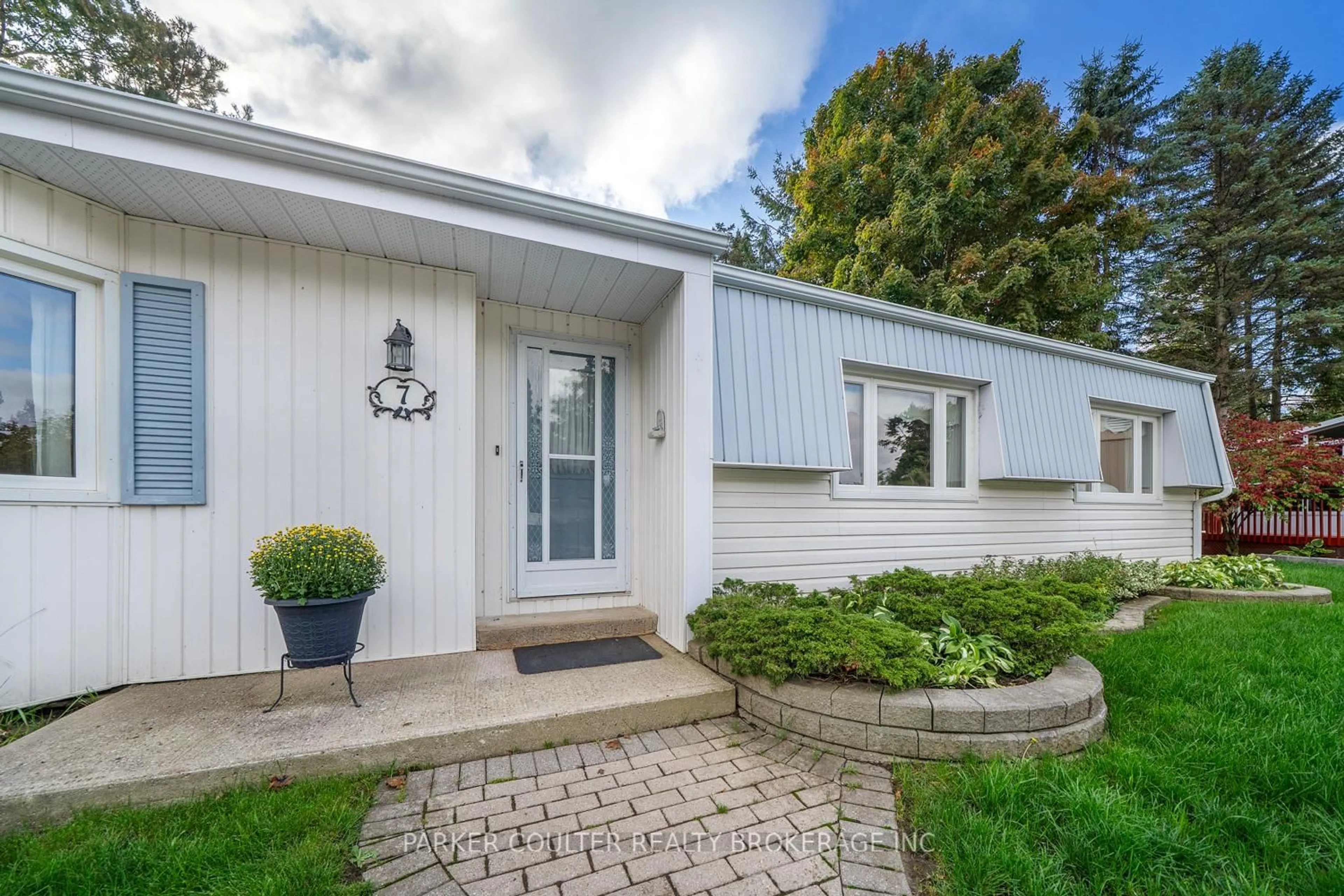 Home with vinyl exterior material, street for 7 Sunset Cove, Innisfil Ontario L9S 1M4
