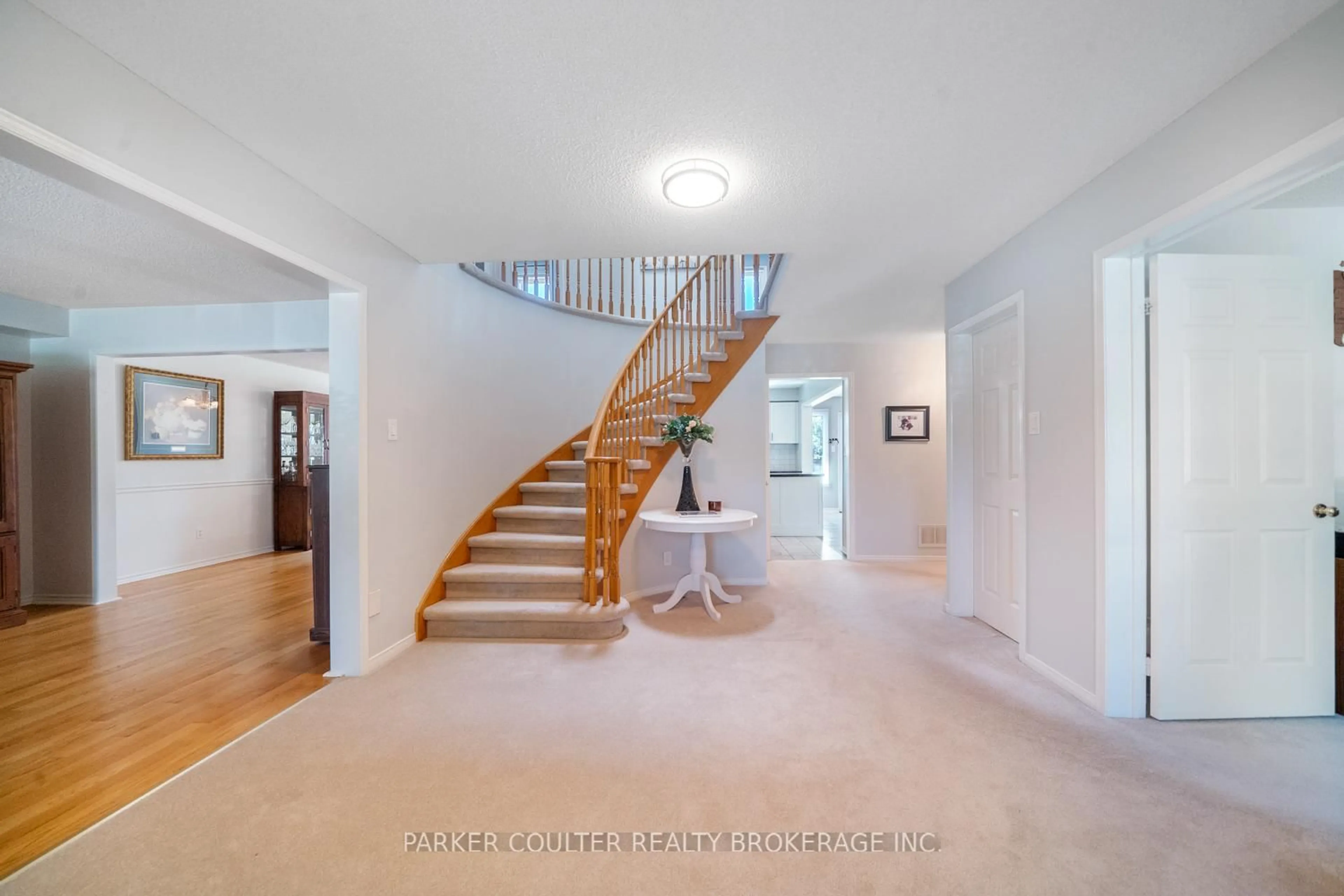 Indoor foyer for 2725 Shering Cres, Innisfil Ontario L9S 1G9
