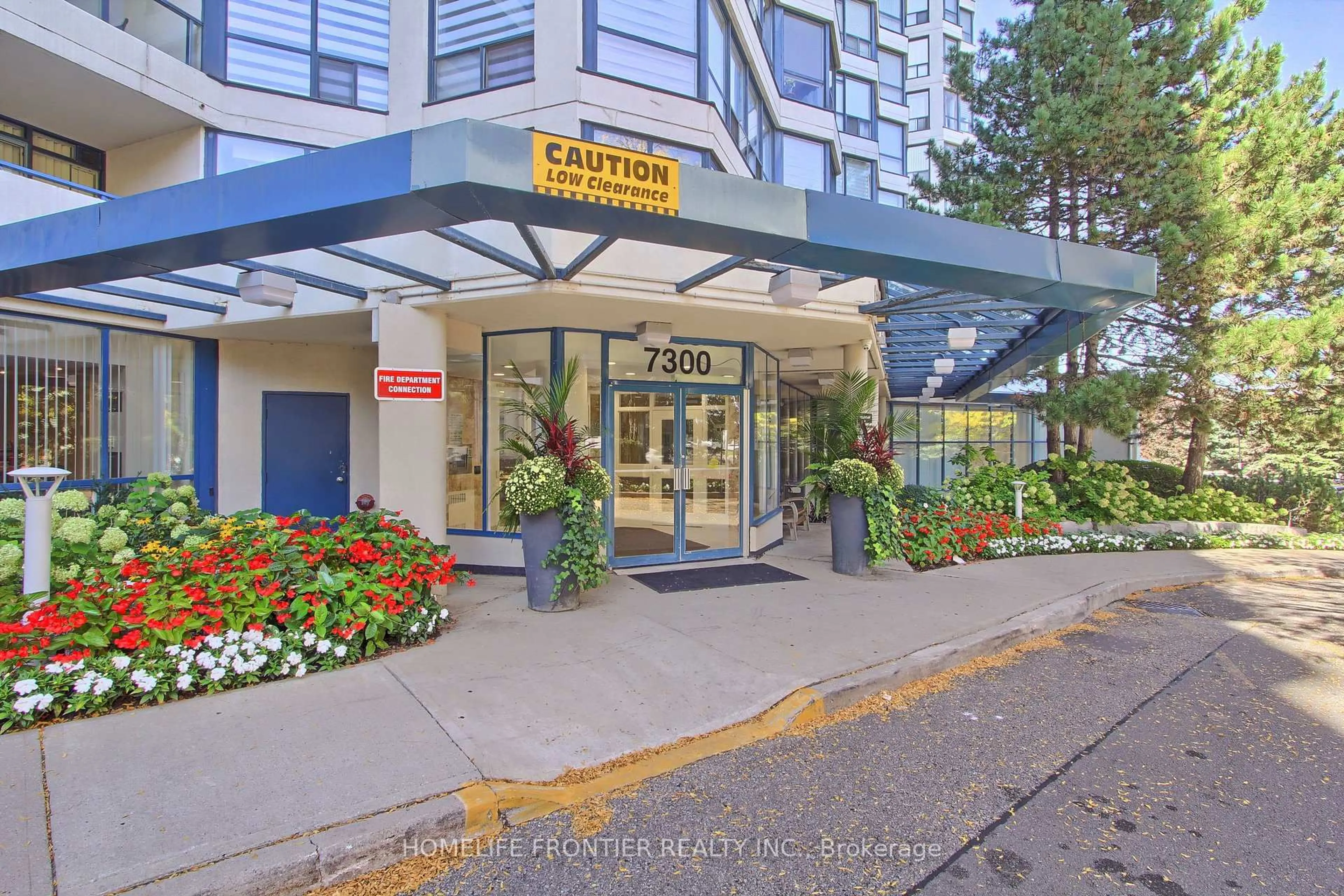 Indoor foyer for 7300 Yonge St #411, Vaughan Ontario L4J 7Y5