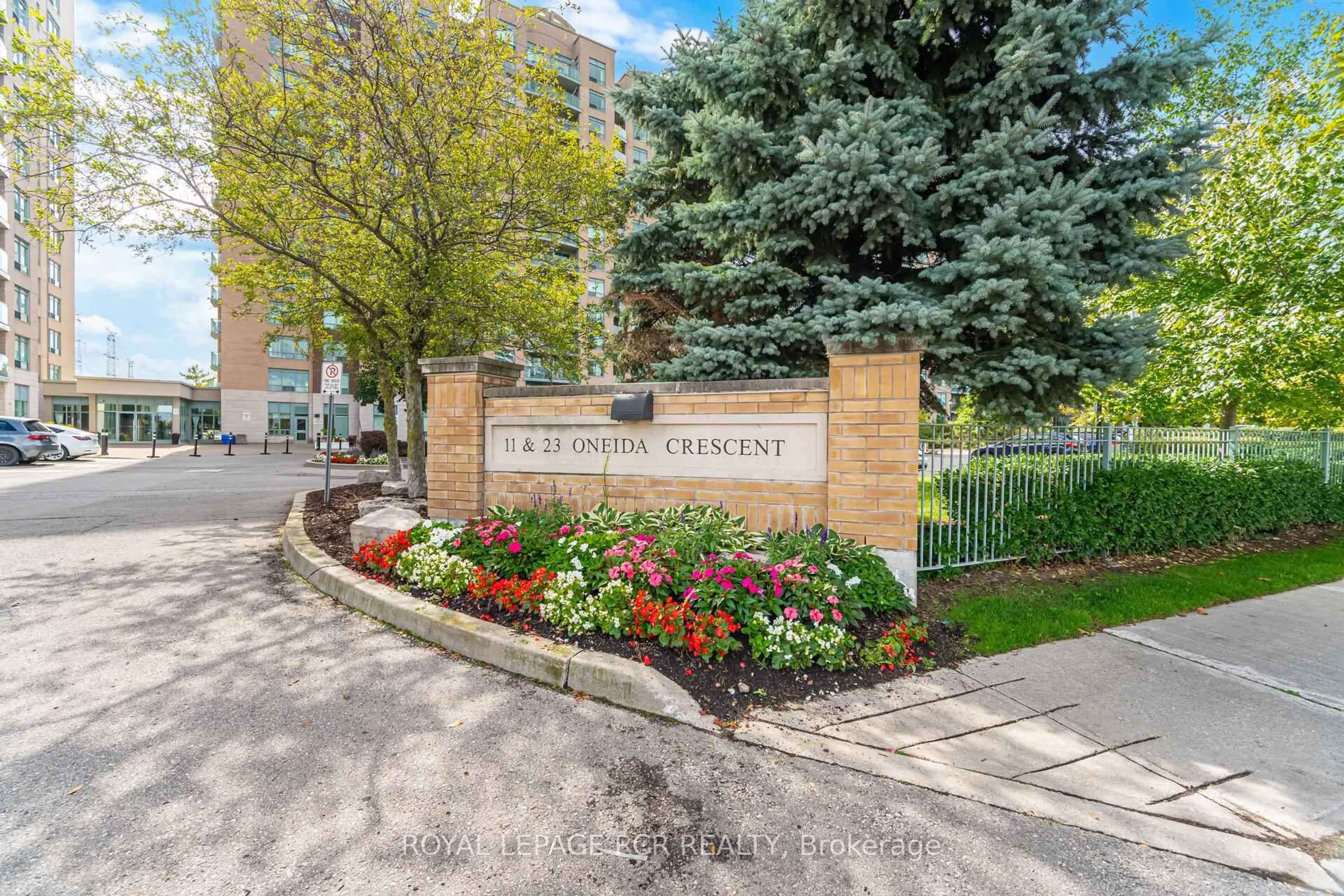 Indoor entryway for 11 Oneida Cres #301, Richmond Hill Ontario L4B 0A1