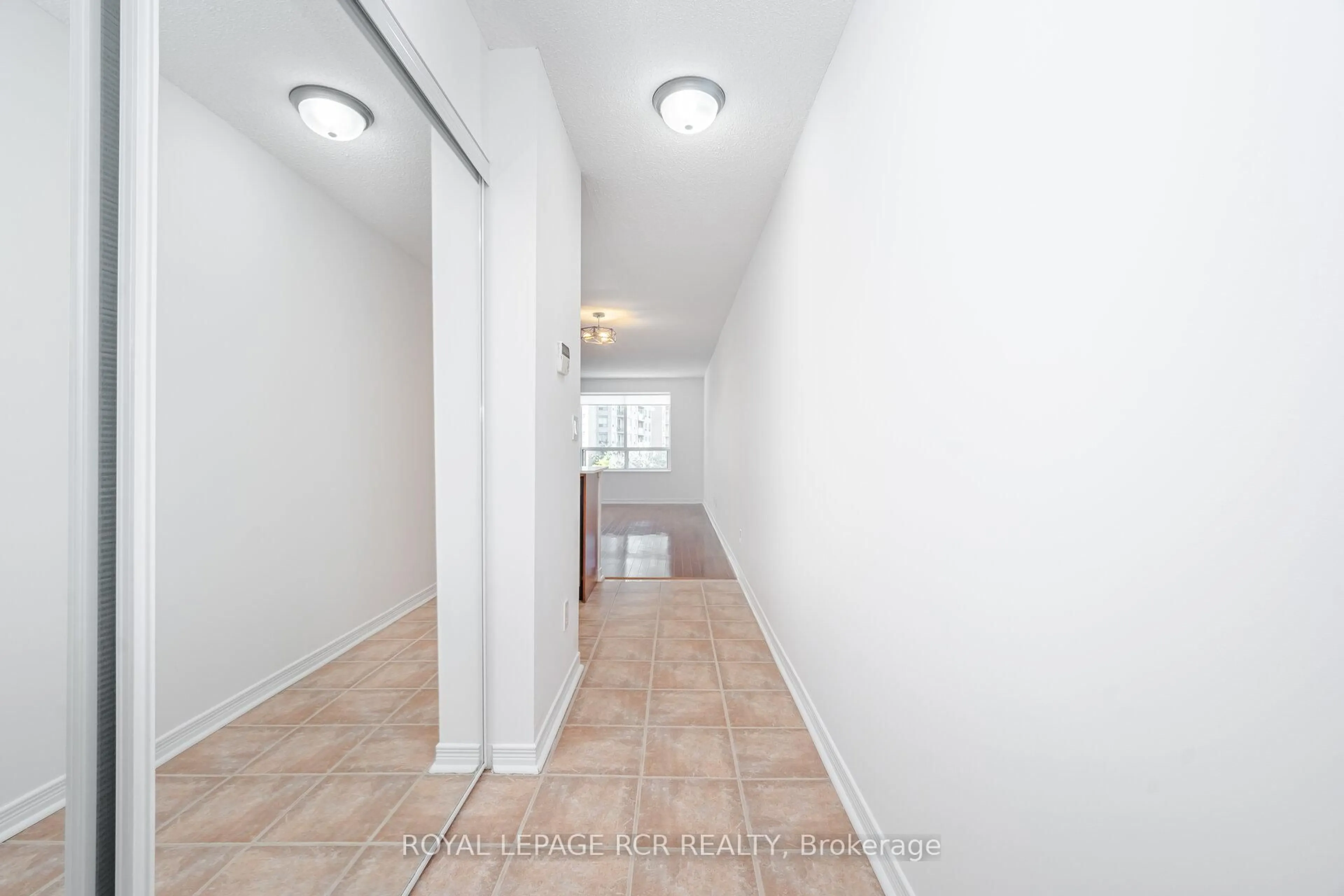 Unknown for 11 Oneida Cres #301, Richmond Hill Ontario L4B 0A1