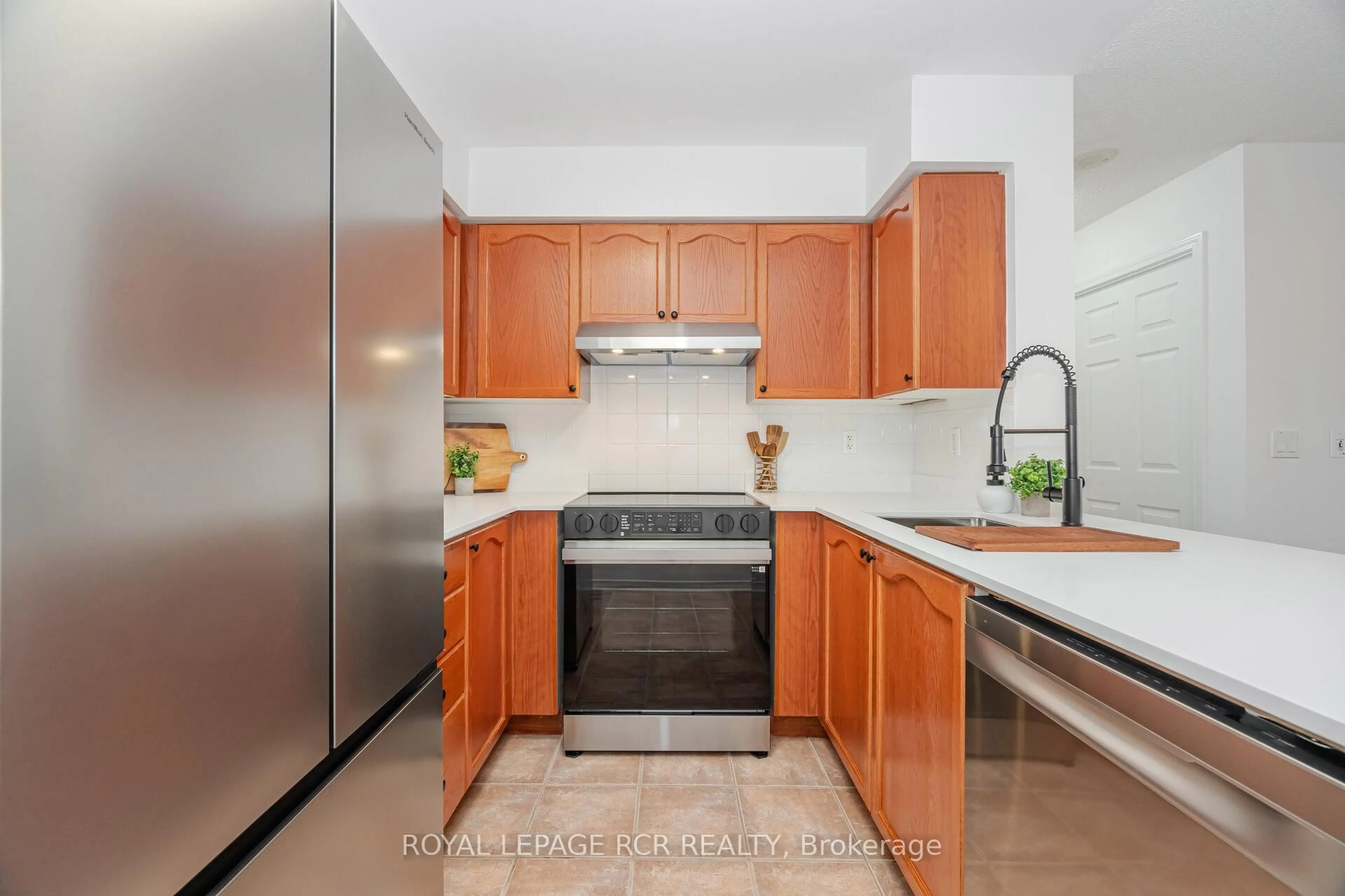 Standard kitchen, ceramic/tile floor for 11 Oneida Cres #301, Richmond Hill Ontario L4B 0A1