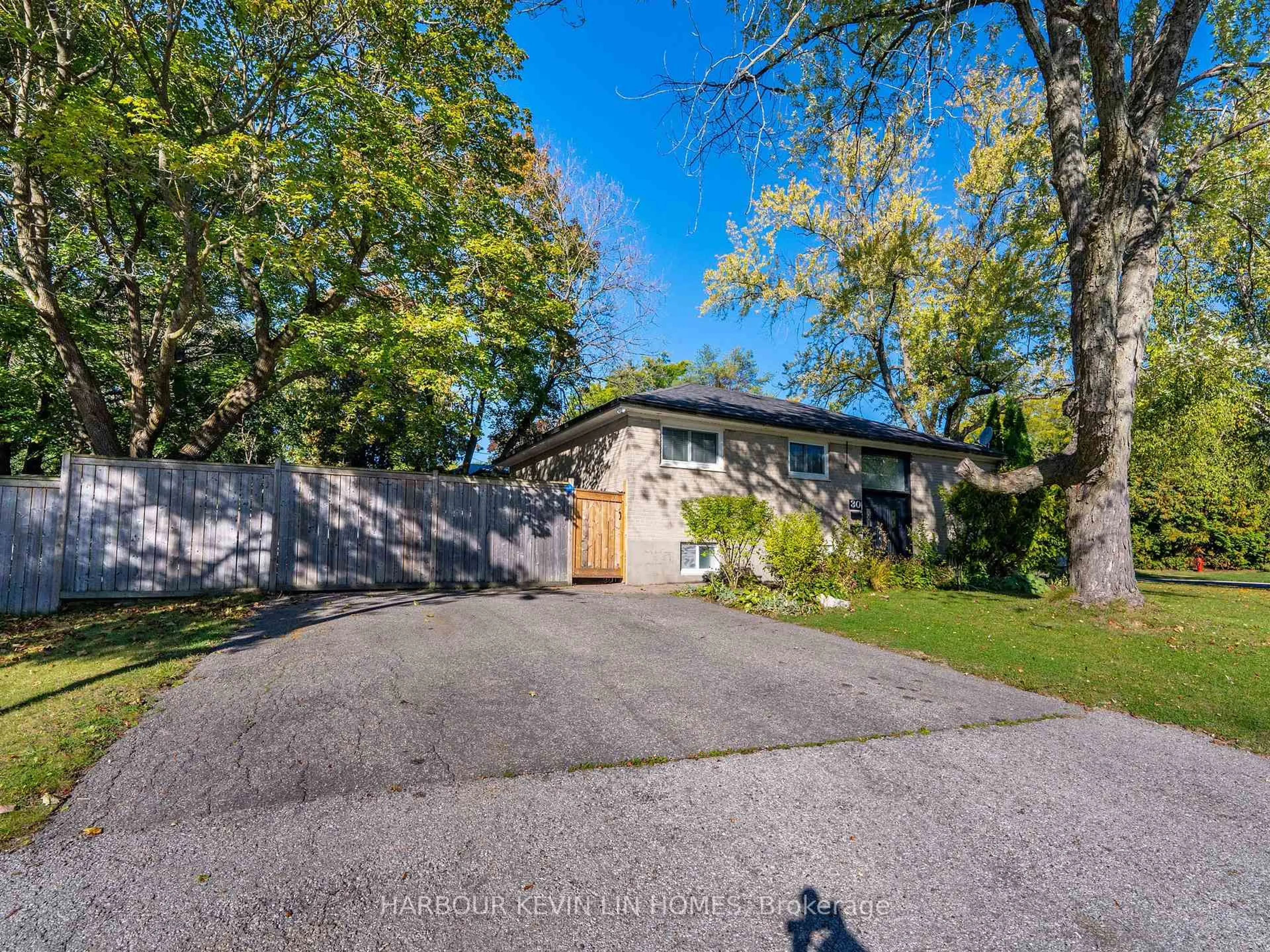 A pic from outside/outdoor area/front of a property/back of a property/a pic from drone, street for 30 Foreht Cres, Aurora Ontario L4G 3E8