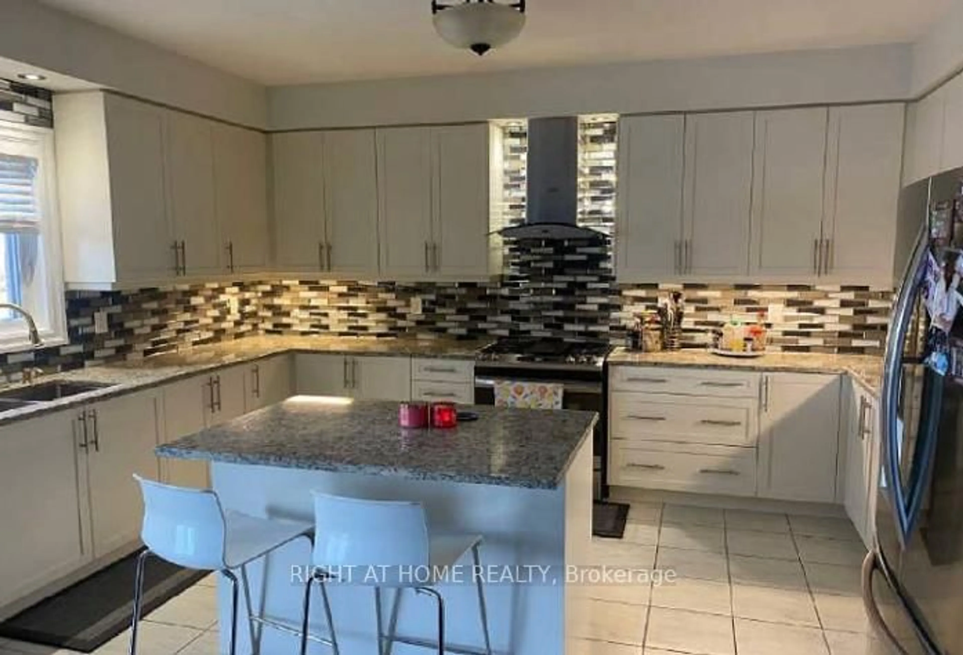Unknown for 874 John St, Innisfil Ontario L0L 1K0