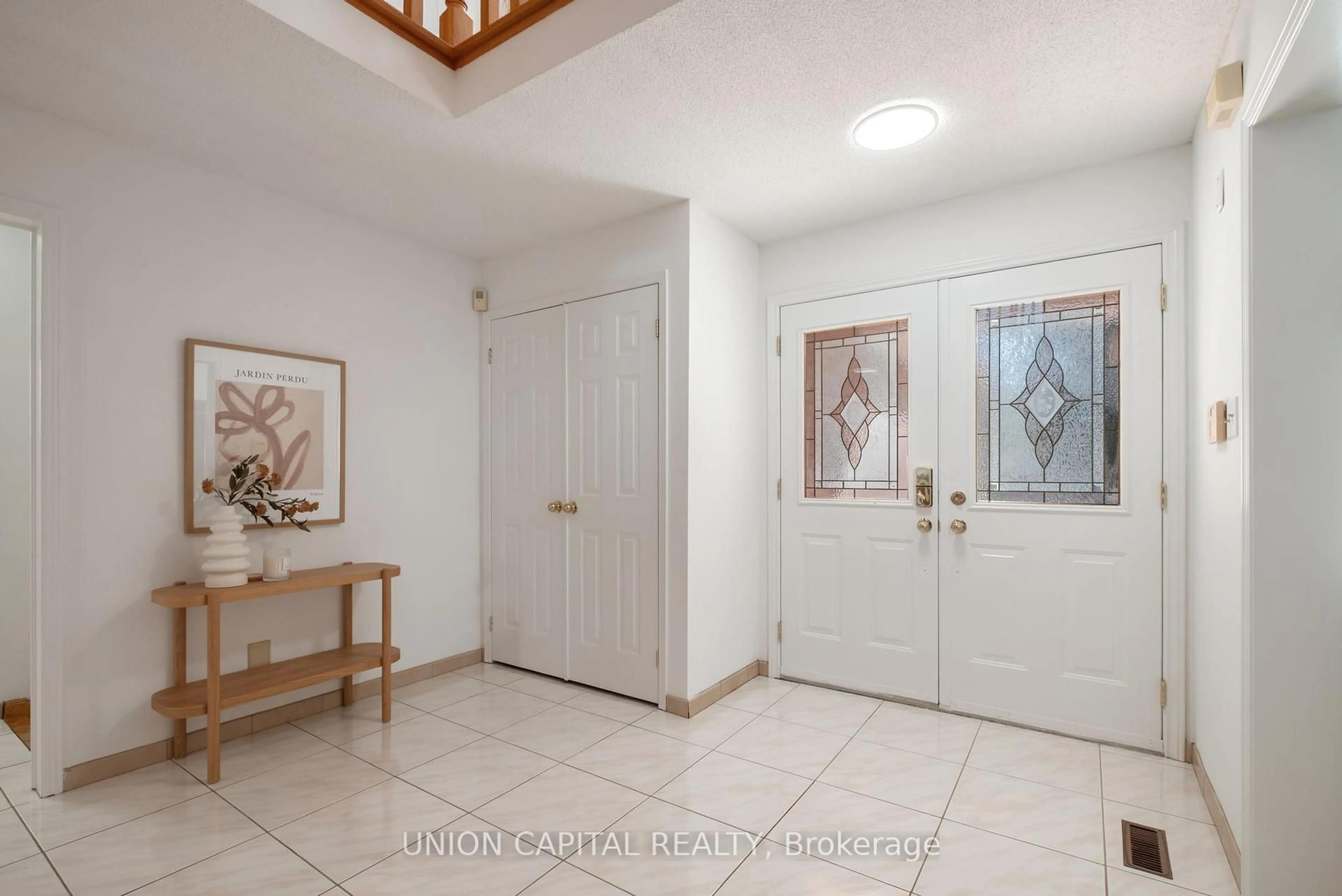 Indoor entryway for 58 Horizon Crt, Richmond Hill Ontario L4B 3E8