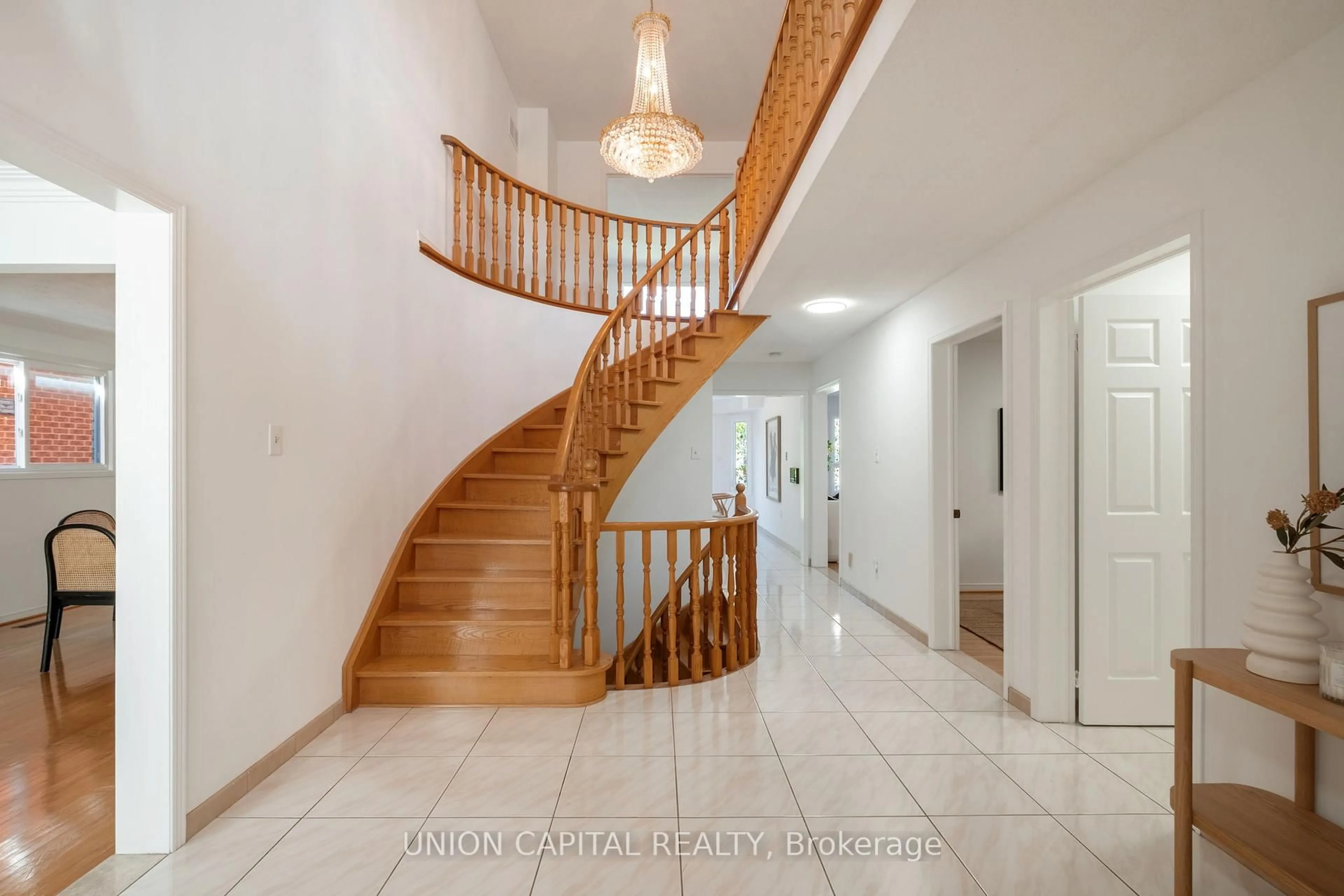 Indoor foyer for 58 Horizon Crt, Richmond Hill Ontario L4B 3E8