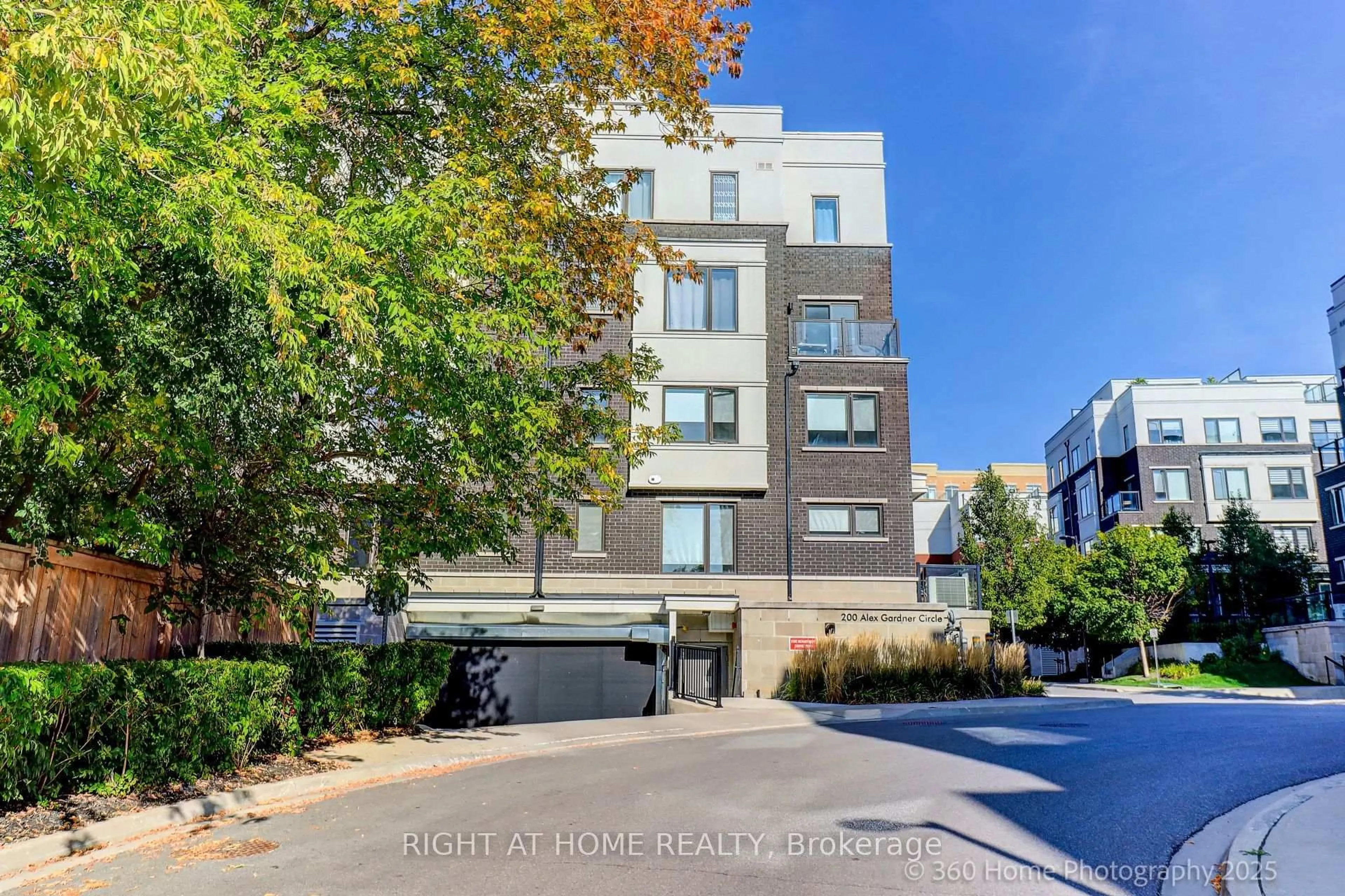 A pic from outside/outdoor area/front of a property/back of a property/a pic from drone, street for 200 Alex Gardner Circ #34, Aurora Ontario L4G 3G5