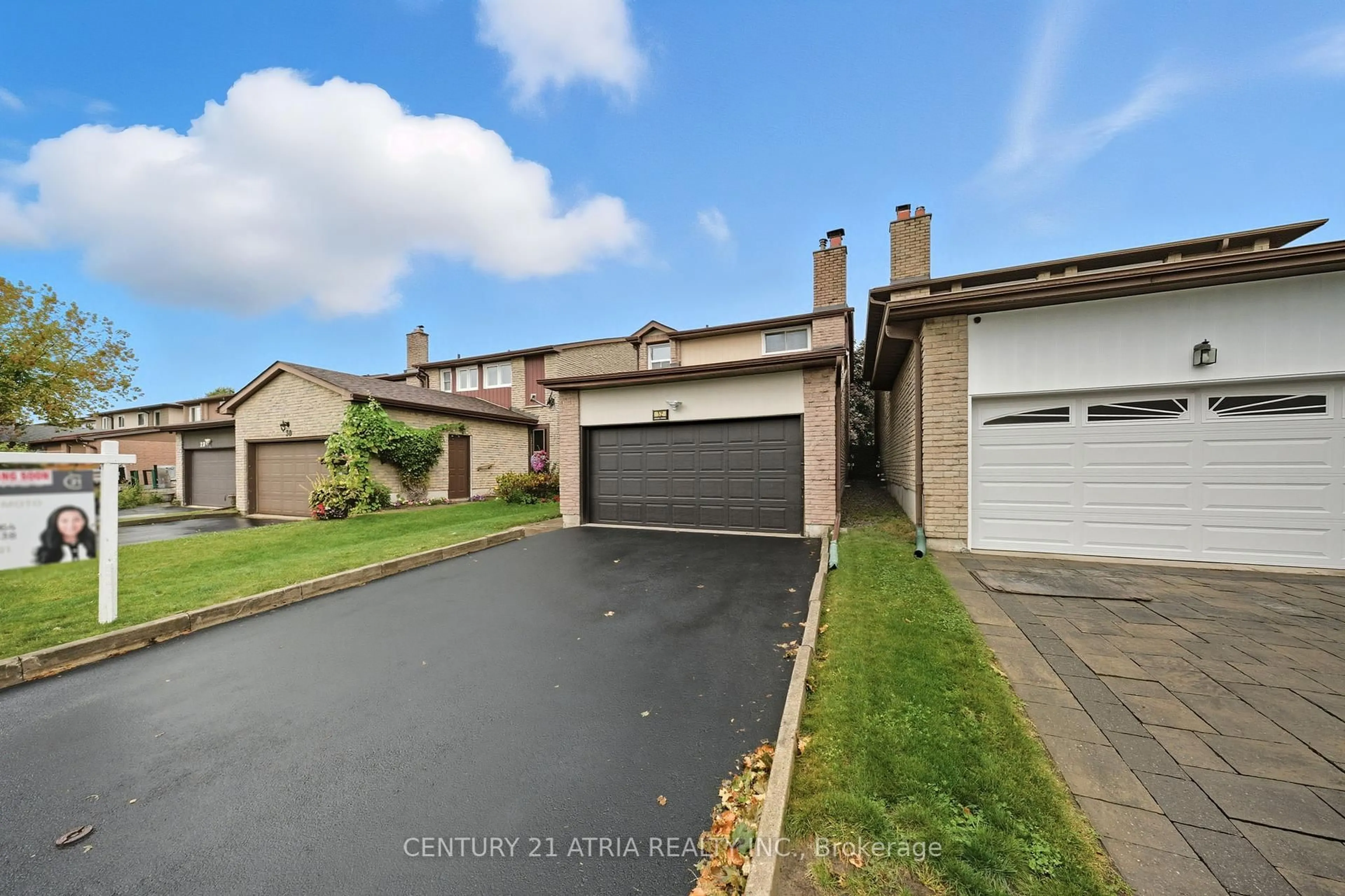 A pic from outside/outdoor area/front of a property/back of a property/a pic from drone, street for 32 Fieldview Cres, Markham Ontario L3R 3H7
