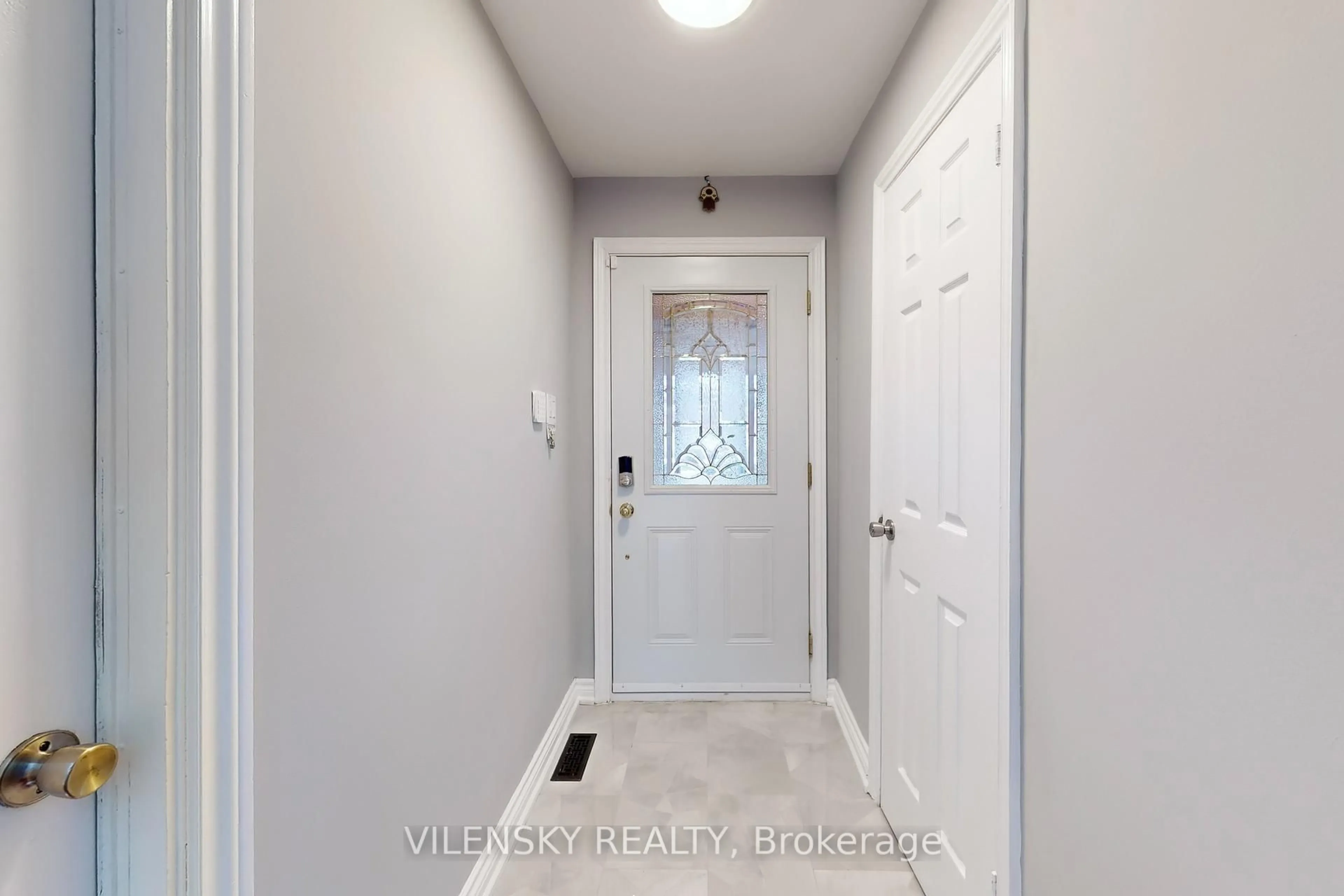 Indoor entryway for 31 Royal Colwood Crt, Vaughan Ontario L4K 2J3