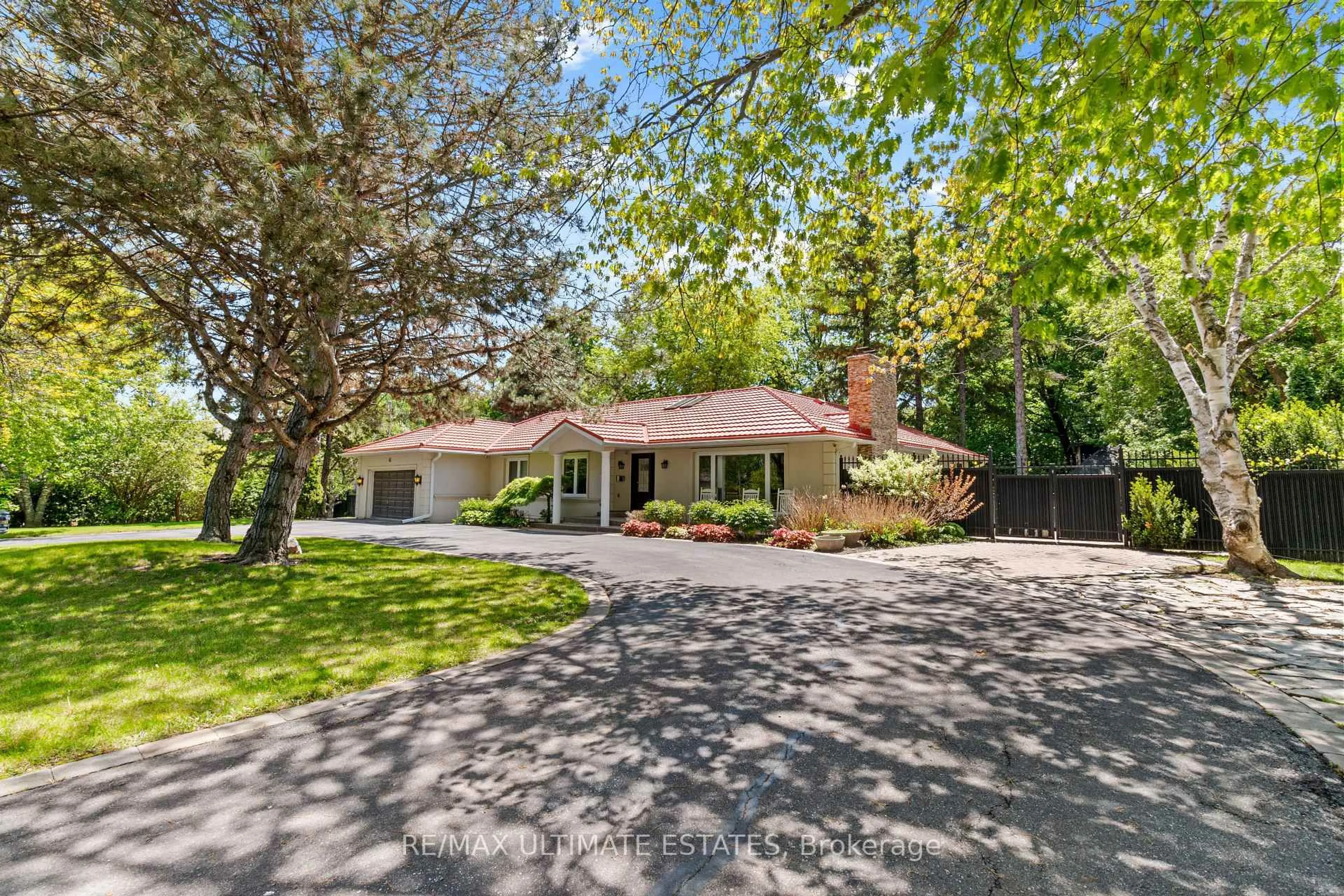 A pic from outside/outdoor area/front of a property/back of a property/a pic from drone, street for 41 Thornridge Dr, Vaughan Ontario L4J 1C7