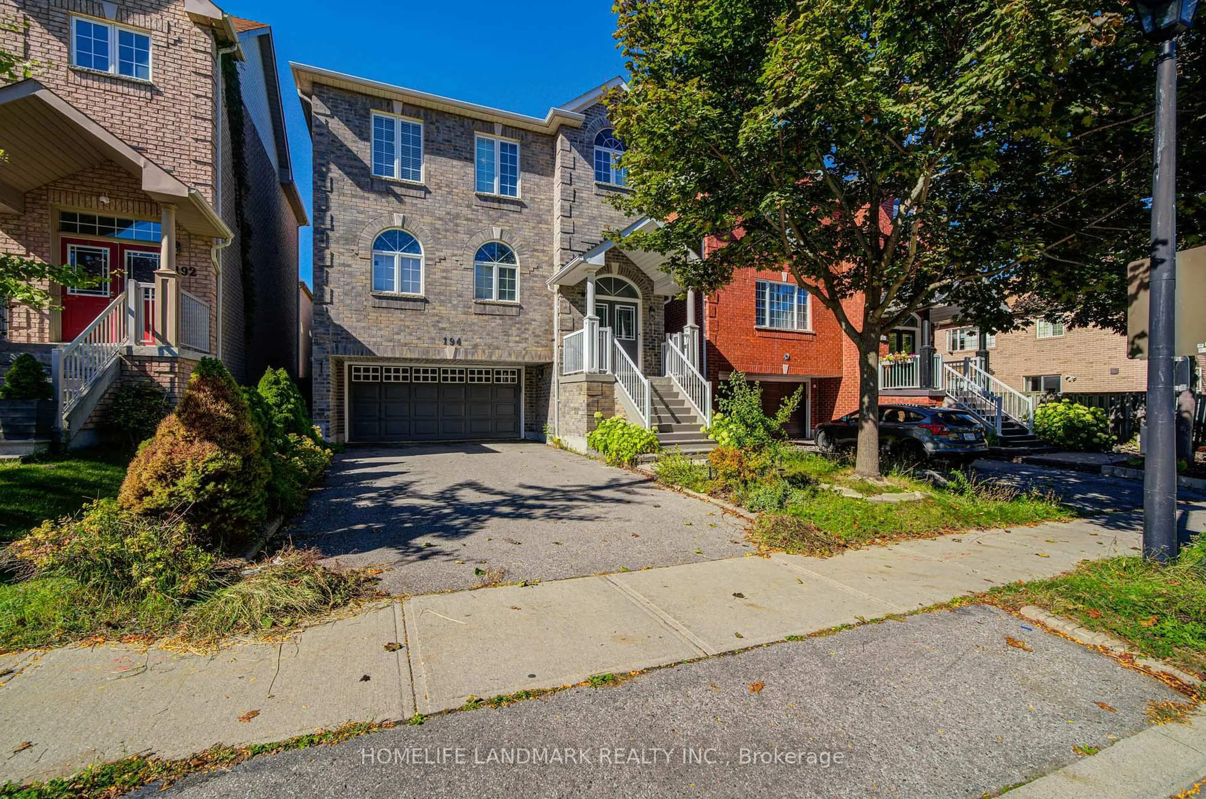 A pic from outside/outdoor area/front of a property/back of a property/a pic from drone, street for 194 Dean Burton Lane, Newmarket Ontario L3X 3C4