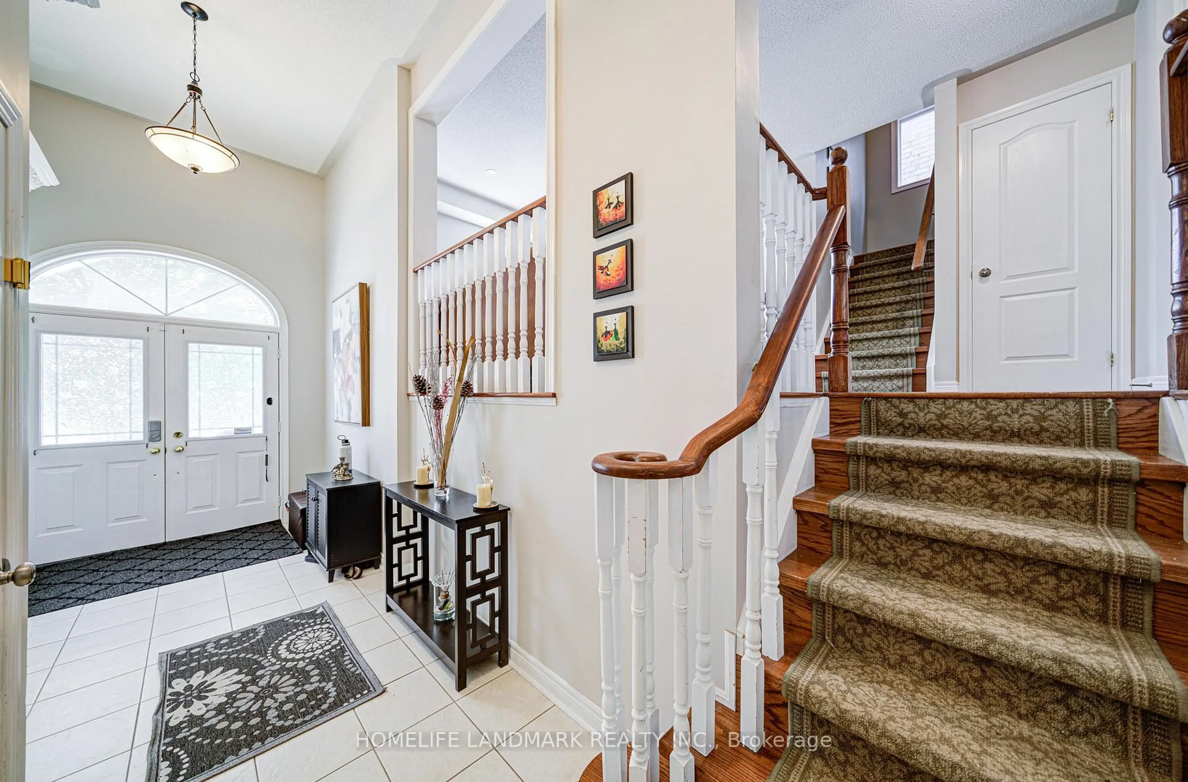 Indoor foyer for 194 Dean Burton Lane, Newmarket Ontario L3X 3C4