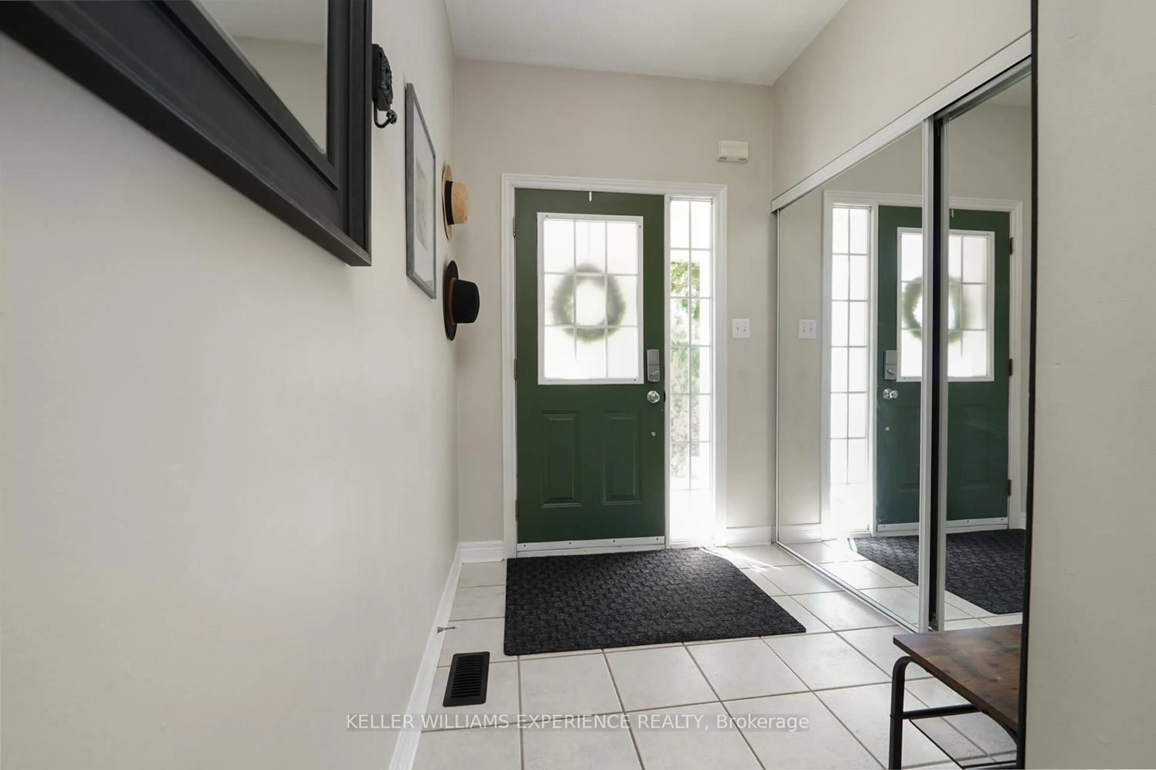 Indoor entryway for 1087 Brook Gardens Marsh #2, Newmarket Ontario L3Y 8W6