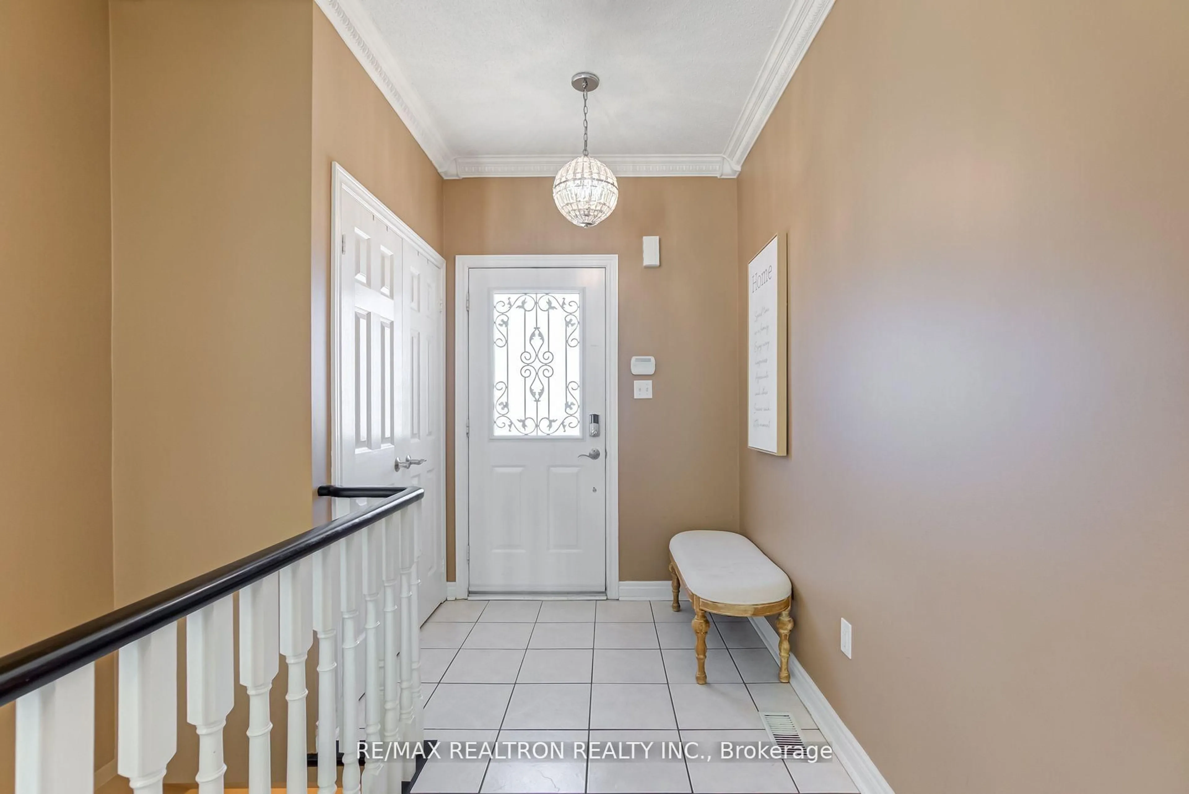 Indoor entryway for 148 Solway Ave, Vaughan Ontario L6A 2X2