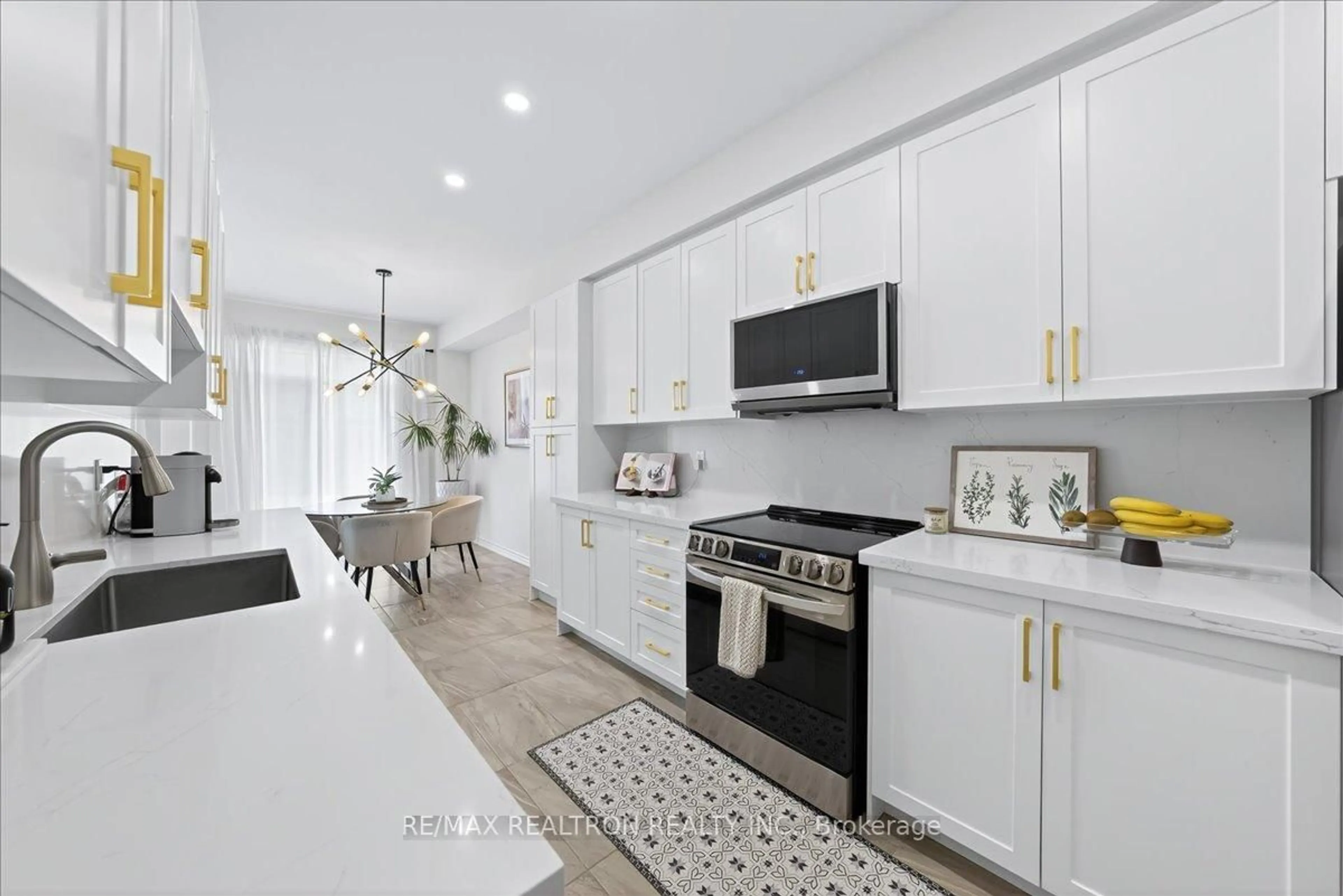 Open concept kitchen, ceramic/tile floor for 84 Ferragine Cres, Bradford West Gwillimbury Ontario L3Z 4K2