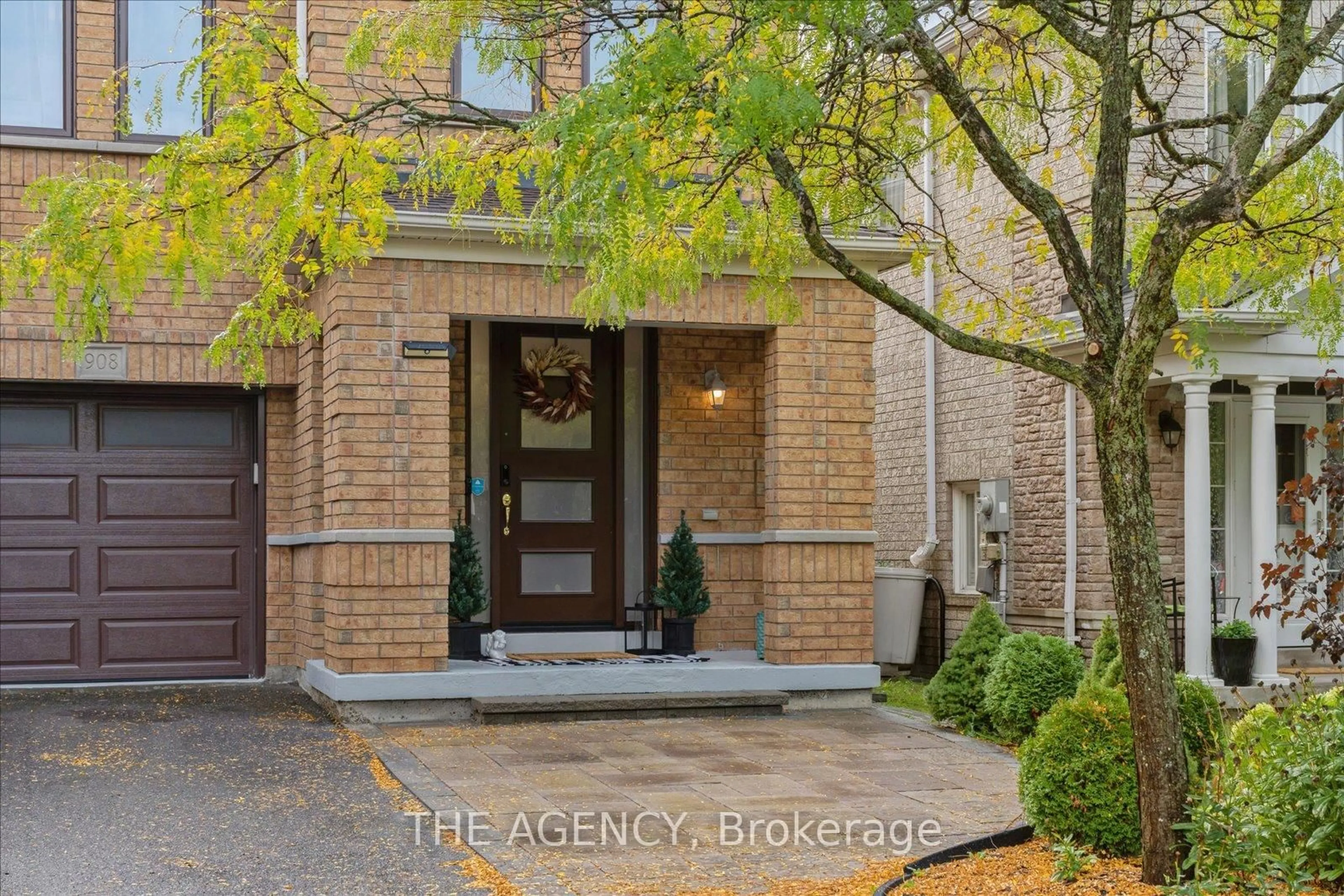 Indoor entryway for 908 Oaktree Cres, Newmarket Ontario L3X 2Z1