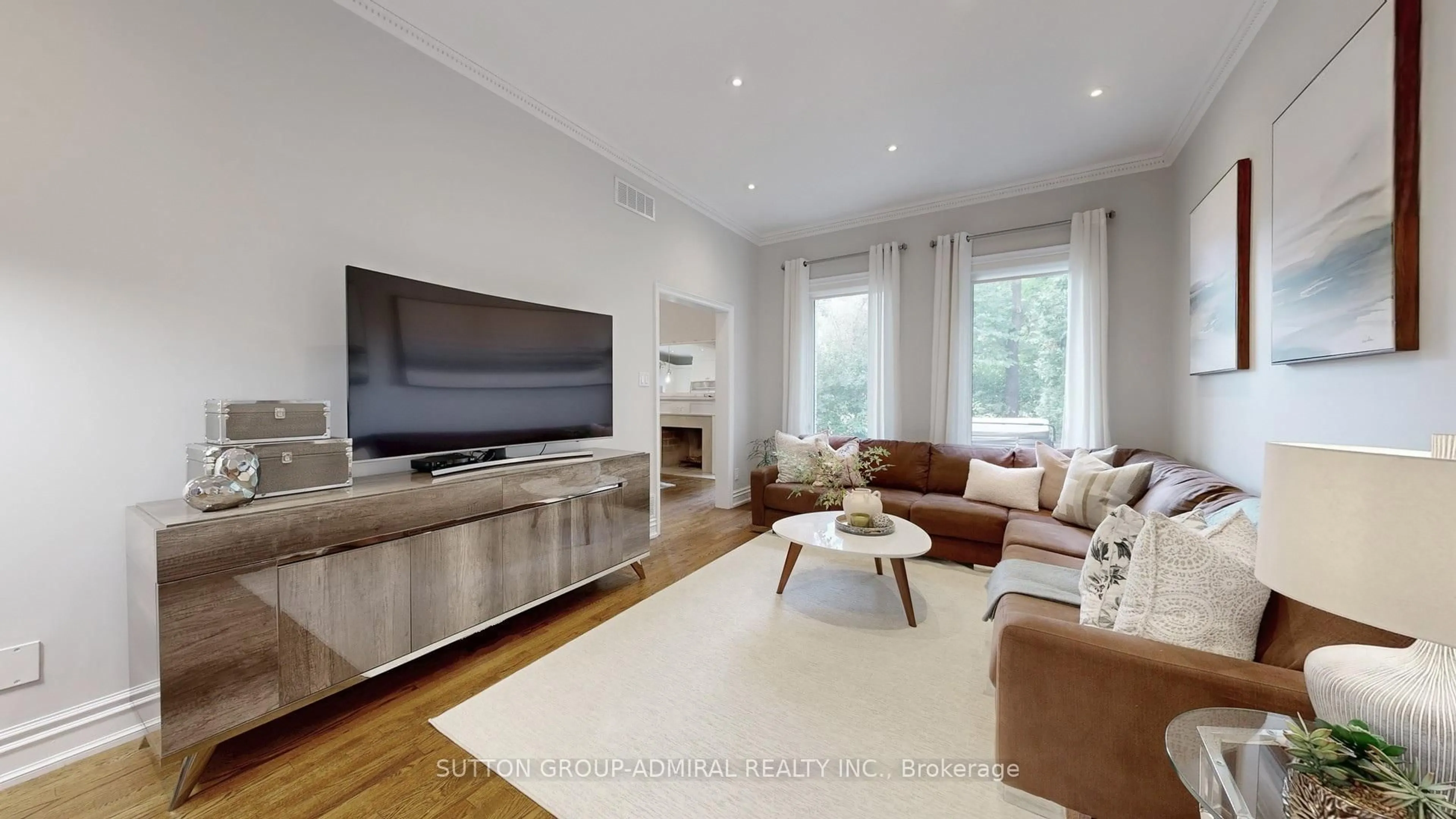 Living room with furniture, wood/laminate floor for 60 Baynards Lane, Richmond Hill Ontario L4C 9B4