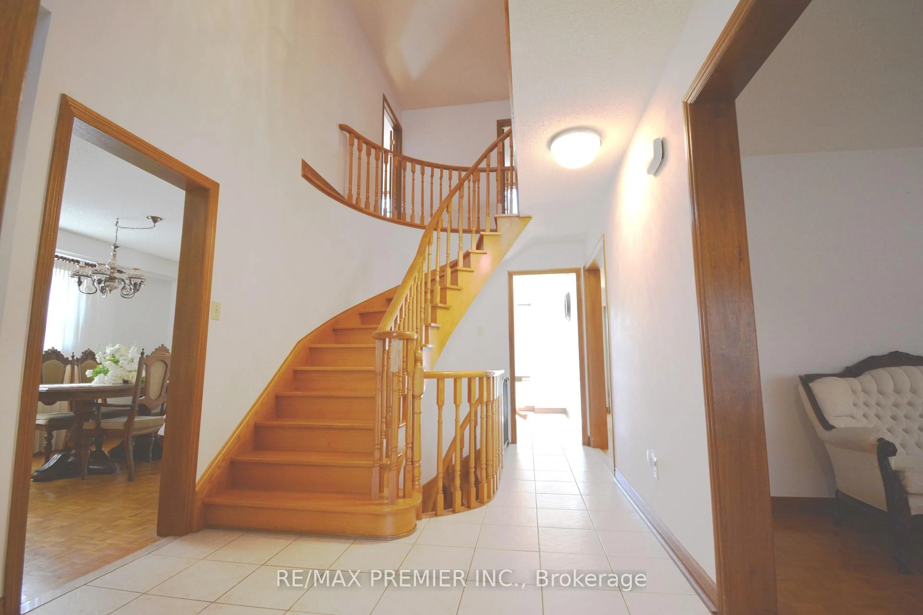 Indoor foyer for 64 Partridge Circ, Vaughan Ontario L4L 3V9