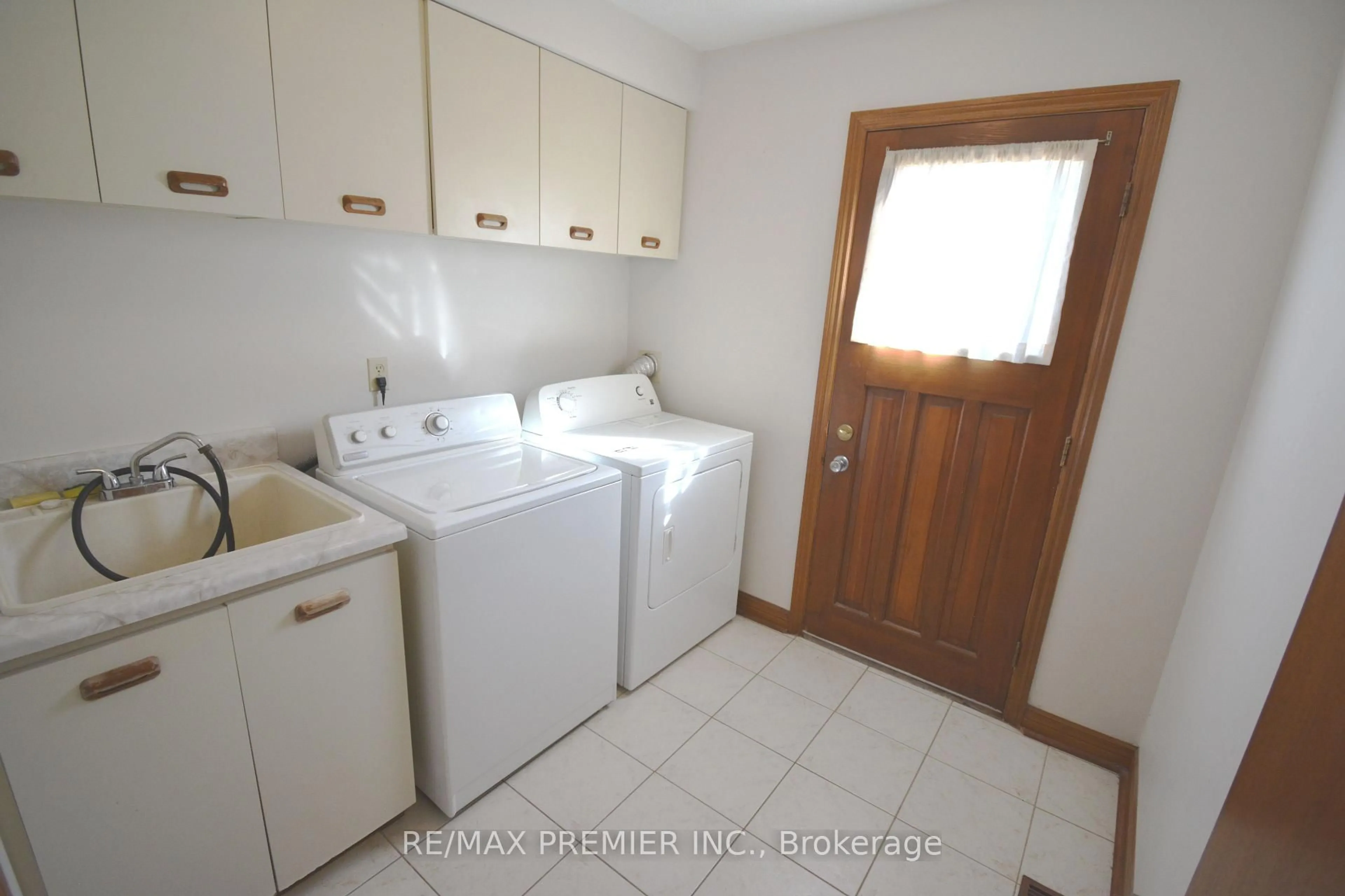 Laundry room for 64 Partridge Circ, Vaughan Ontario L4L 3V9