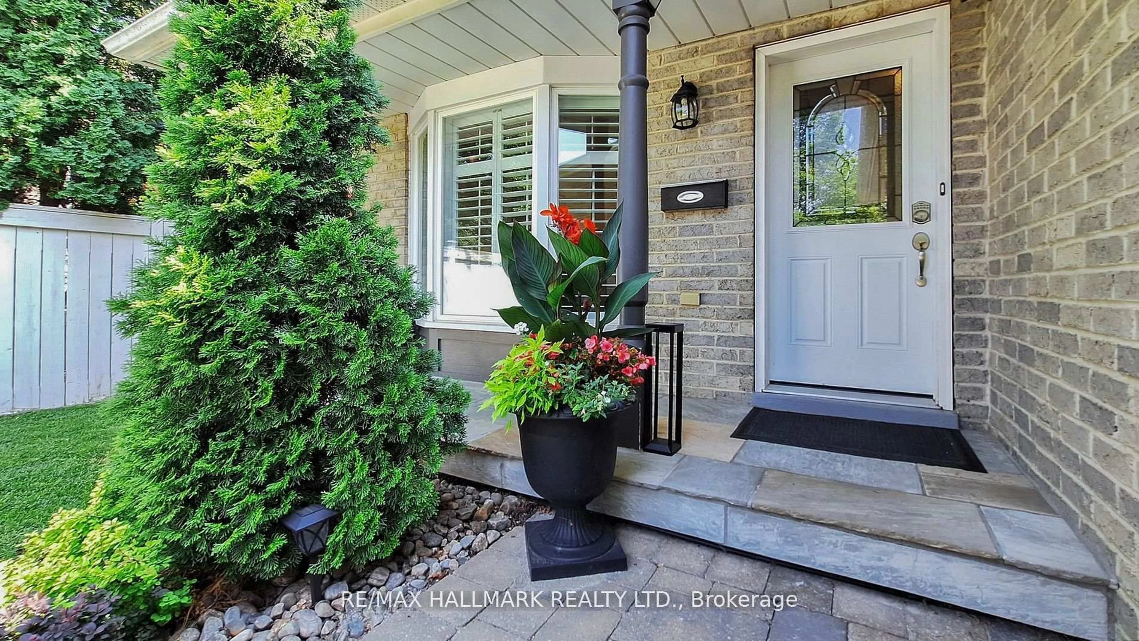 Indoor entryway for 37 Hunter's Point Dr, Richmond Hill Ontario L4C 6M5