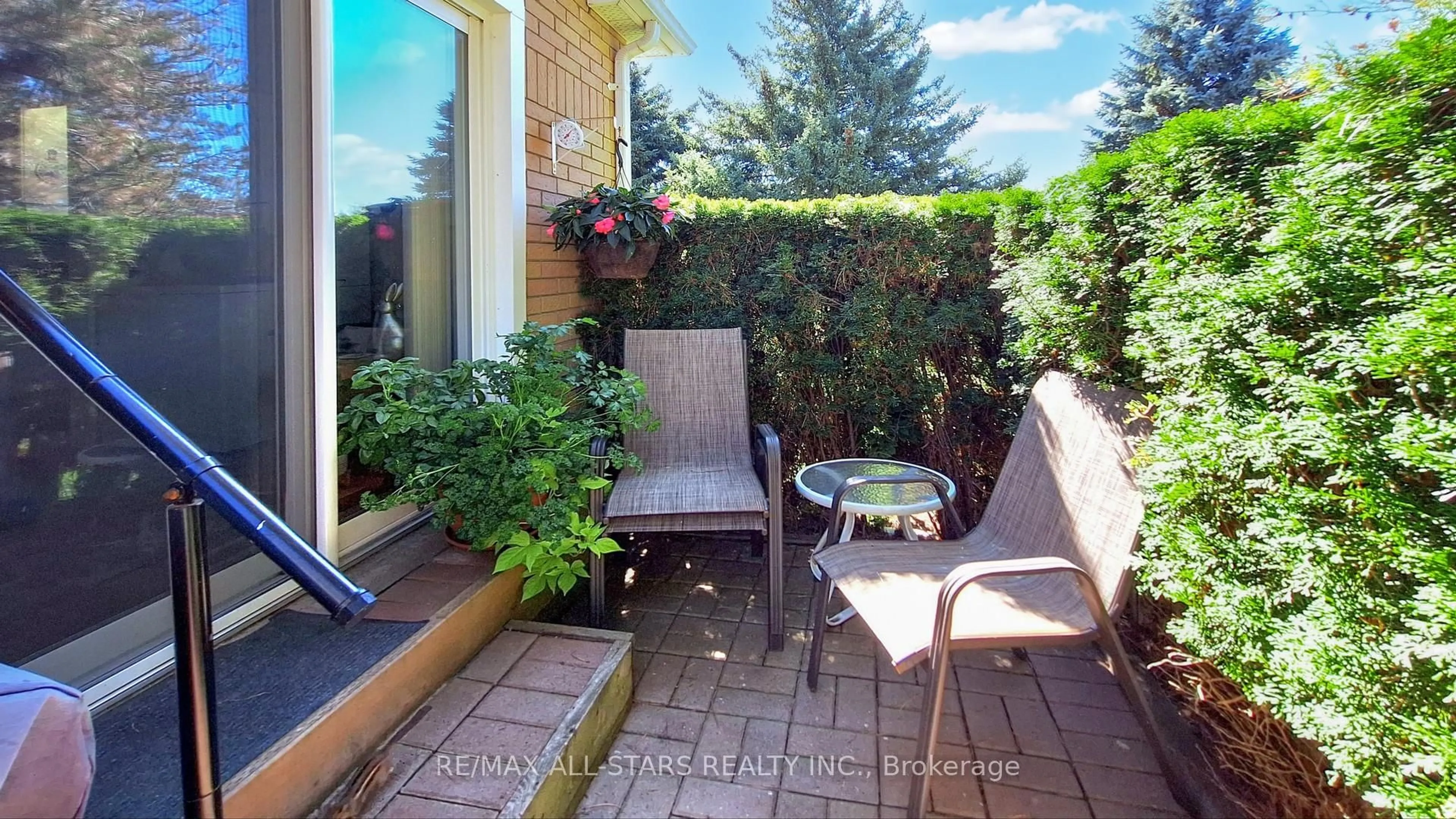 Patio, street for 5 Beswick Lane #5, Uxbridge Ontario L9P 1G4