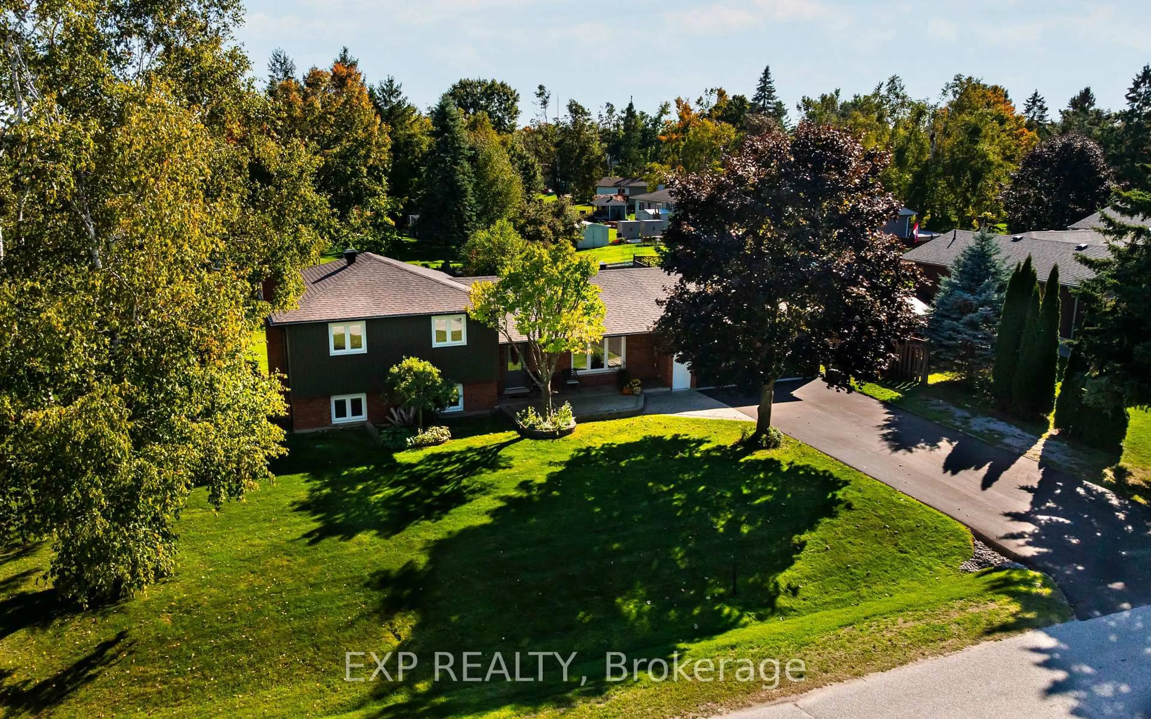 A pic from outside/outdoor area/front of a property/back of a property/a pic from drone, street for 258 Nelson Cres, Innisfil Ontario L9S 1E7