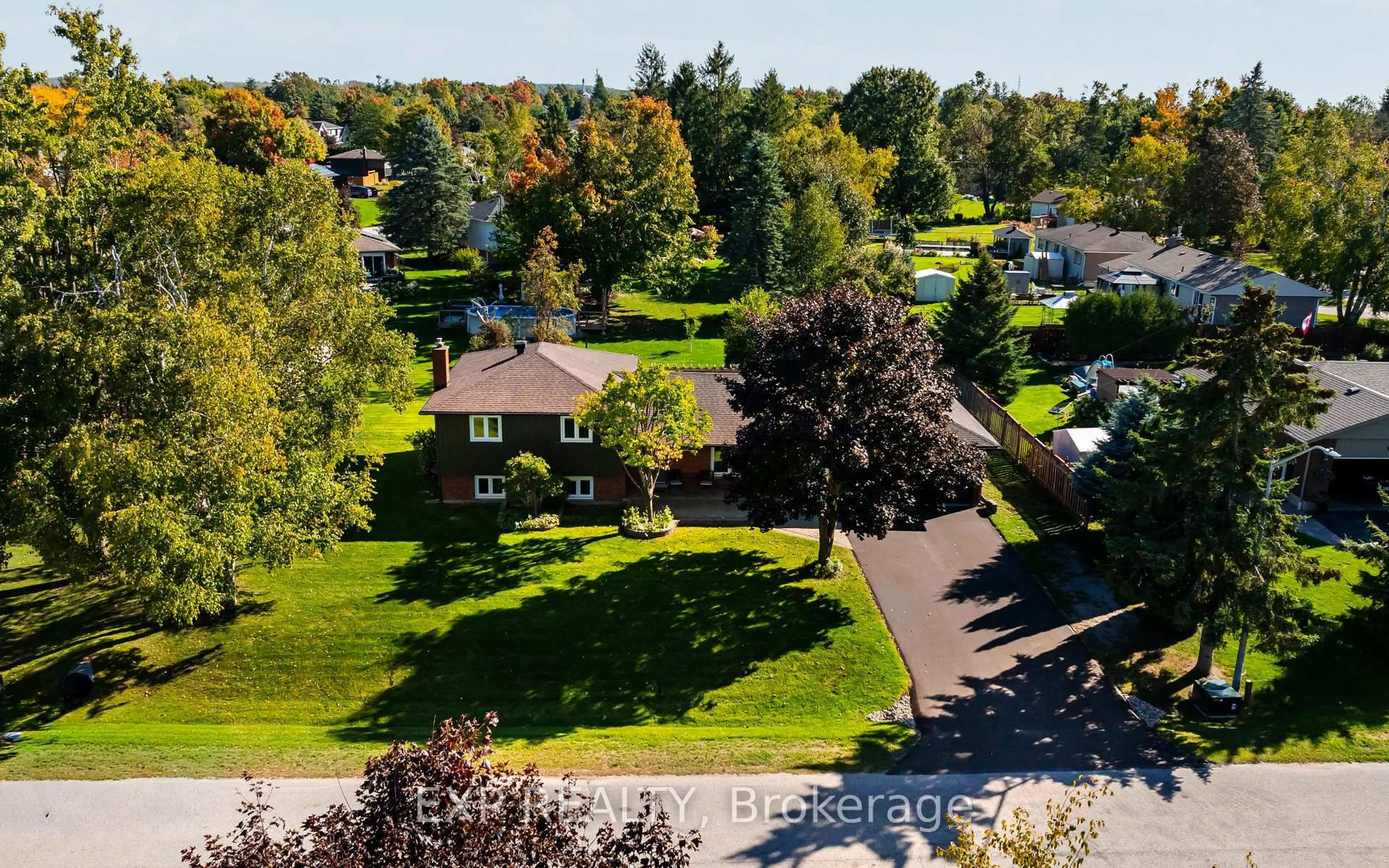 A pic from outside/outdoor area/front of a property/back of a property/a pic from drone, street for 258 Nelson Cres, Innisfil Ontario L9S 1E7