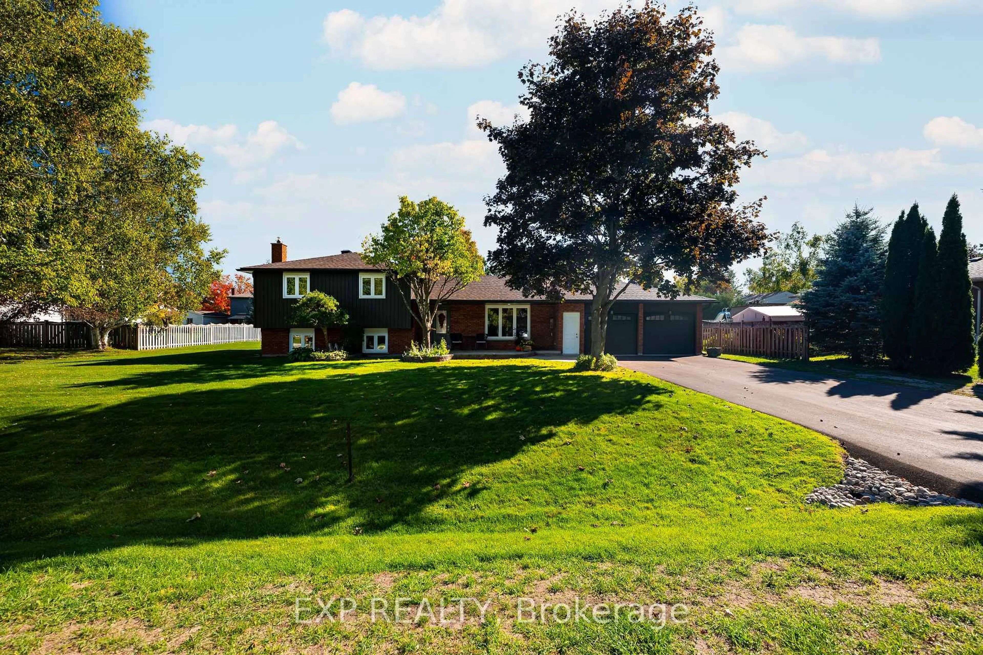 A pic from outside/outdoor area/front of a property/back of a property/a pic from drone, street for 258 Nelson Cres, Innisfil Ontario L9S 1E7