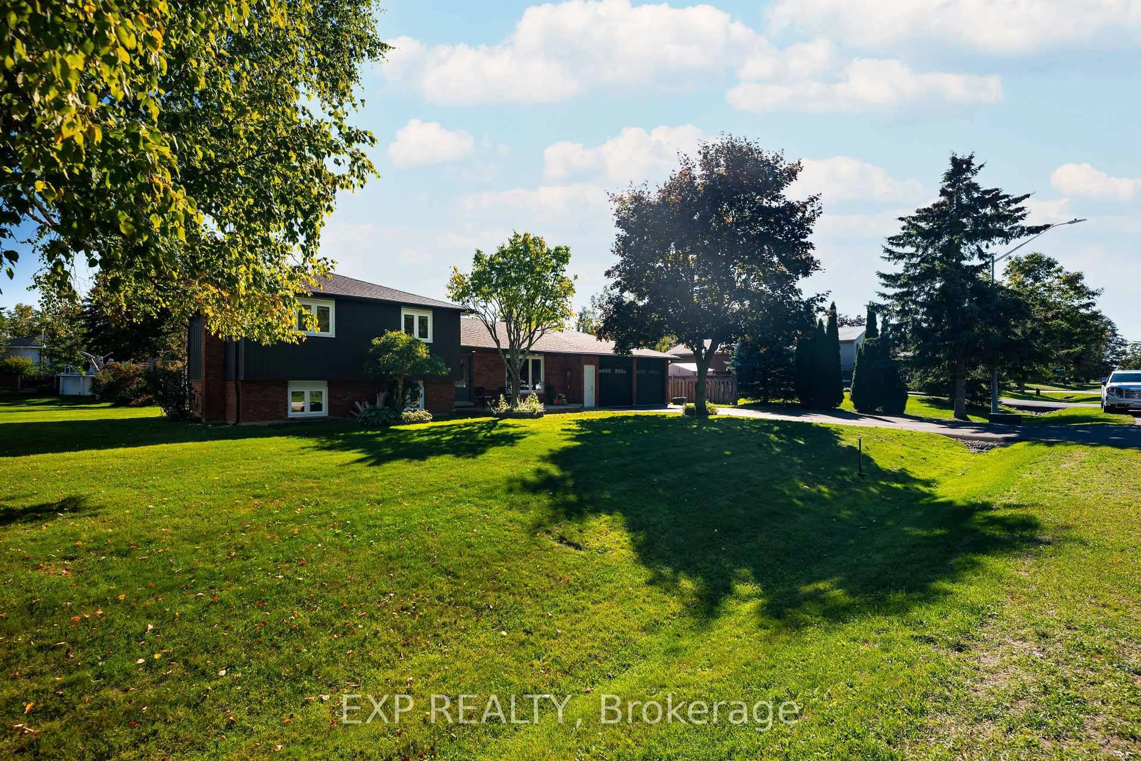 A pic from outside/outdoor area/front of a property/back of a property/a pic from drone, unknown for 258 Nelson Cres, Innisfil Ontario L9S 1E7