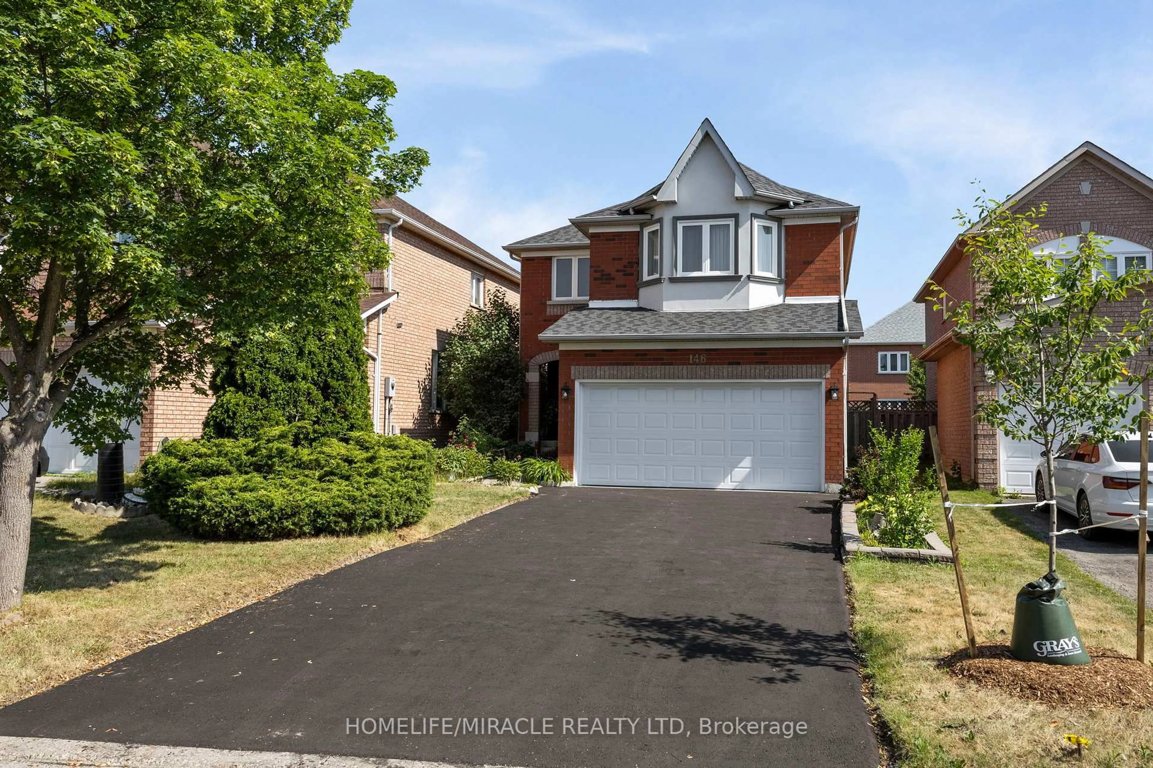A pic from outside/outdoor area/front of a property/back of a property/a pic from drone, street for 146 Roxbury St, Markham Ontario L3S 3T4