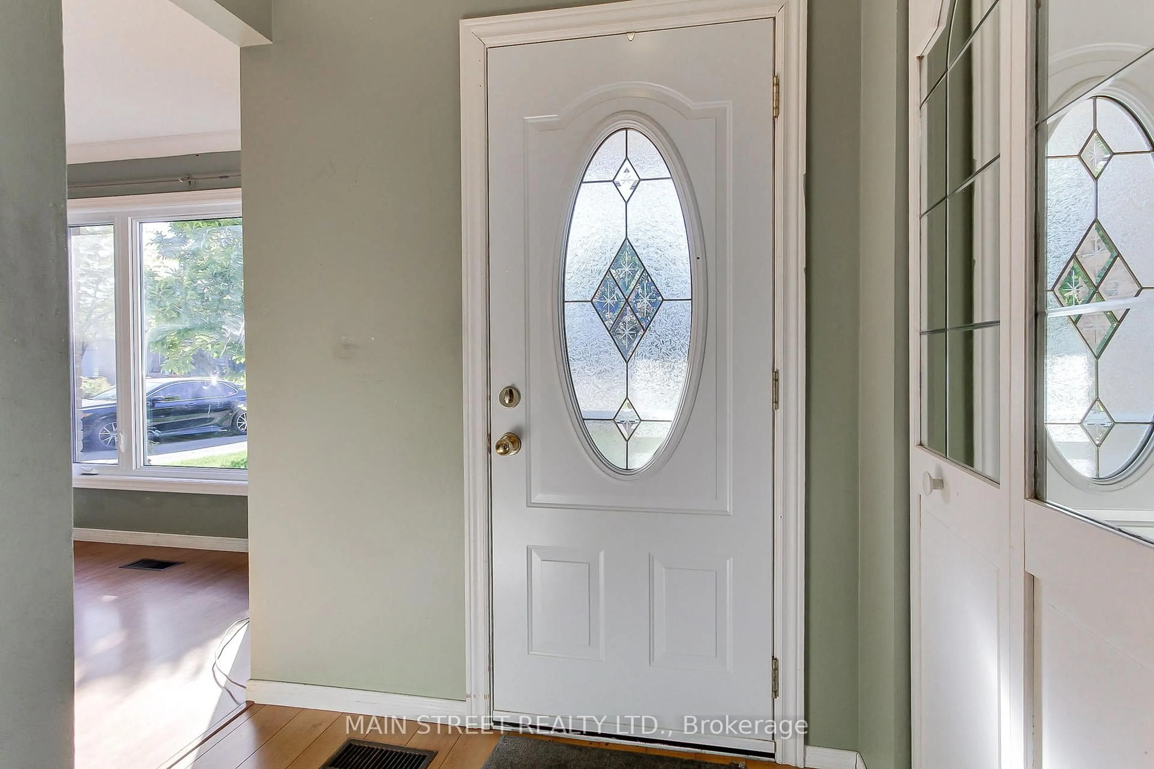 Indoor entryway for 38 Smyth Cres, New Tecumseth Ontario L0G 1A0