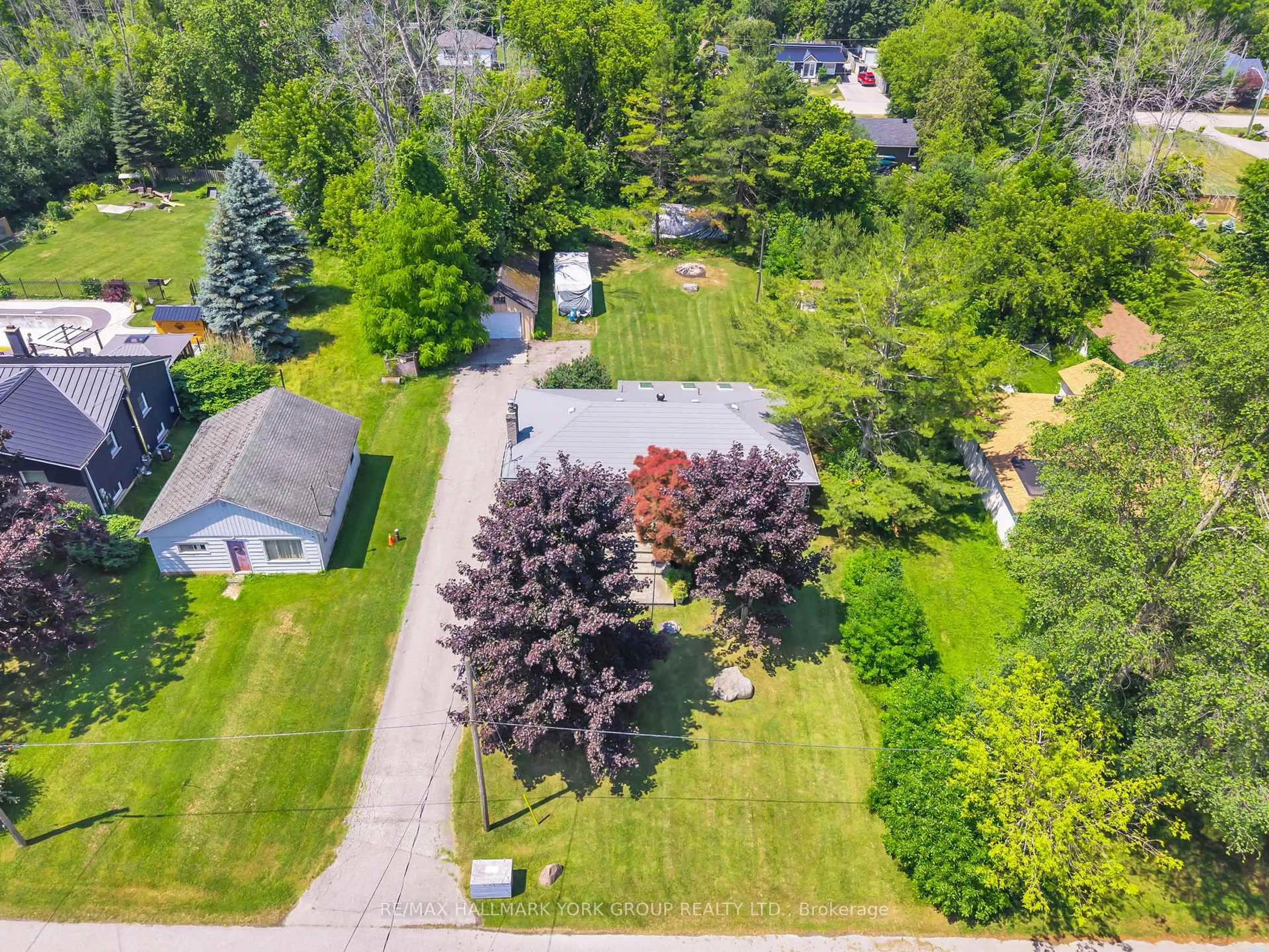 A pic from outside/outdoor area/front of a property/back of a property/a pic from drone, street for 8 Rushton Rd, Georgina Ontario L0E 1S0