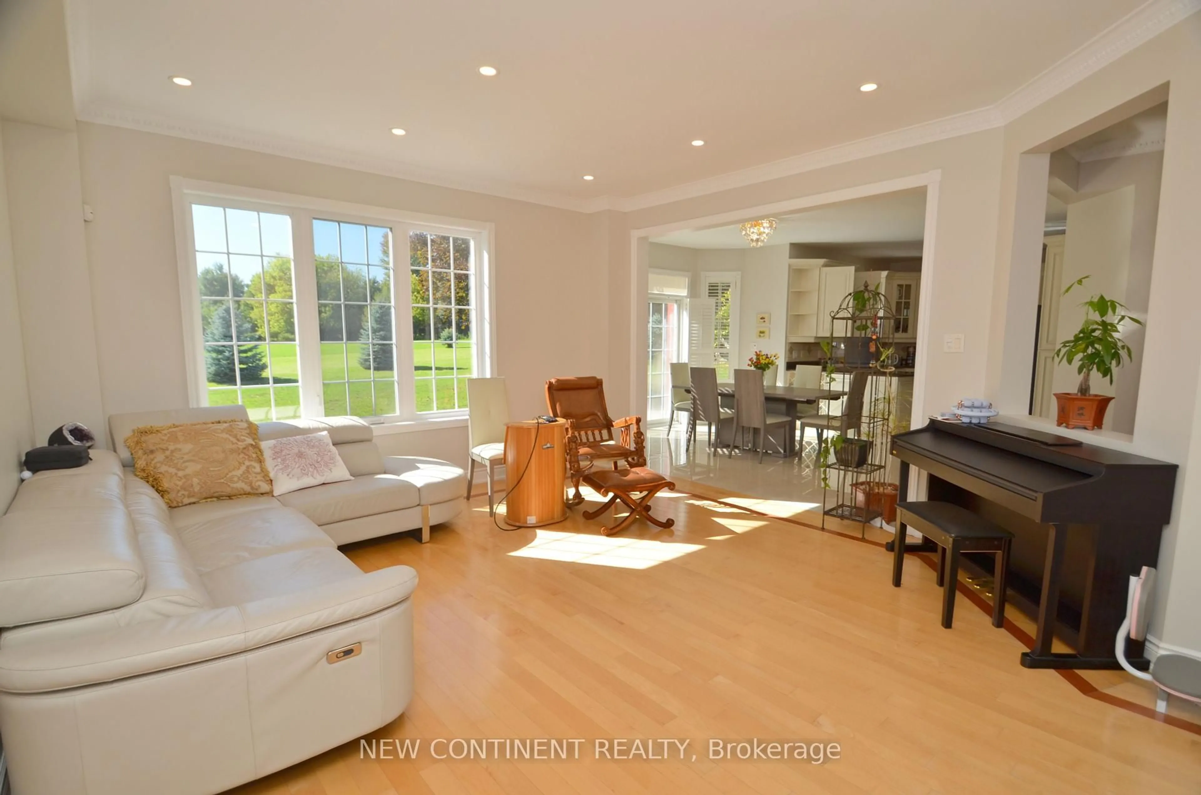 Living room with furniture, unknown for 22 Appalachian Rd, Vaughan Ontario L6A 2V9