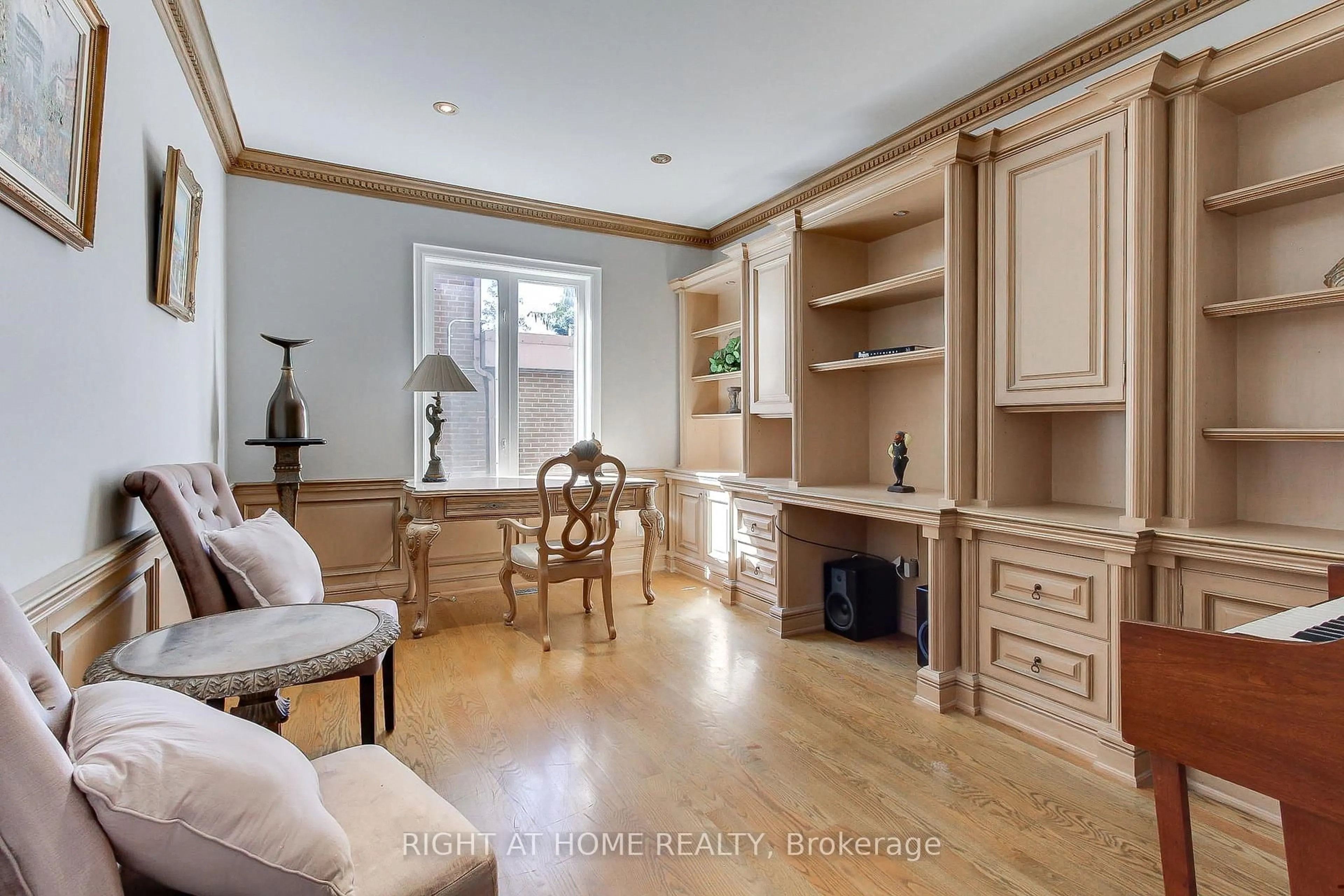 Living room with furniture, wood/laminate floor for 185 King High Dr, Vaughan Ontario L4J 3N3