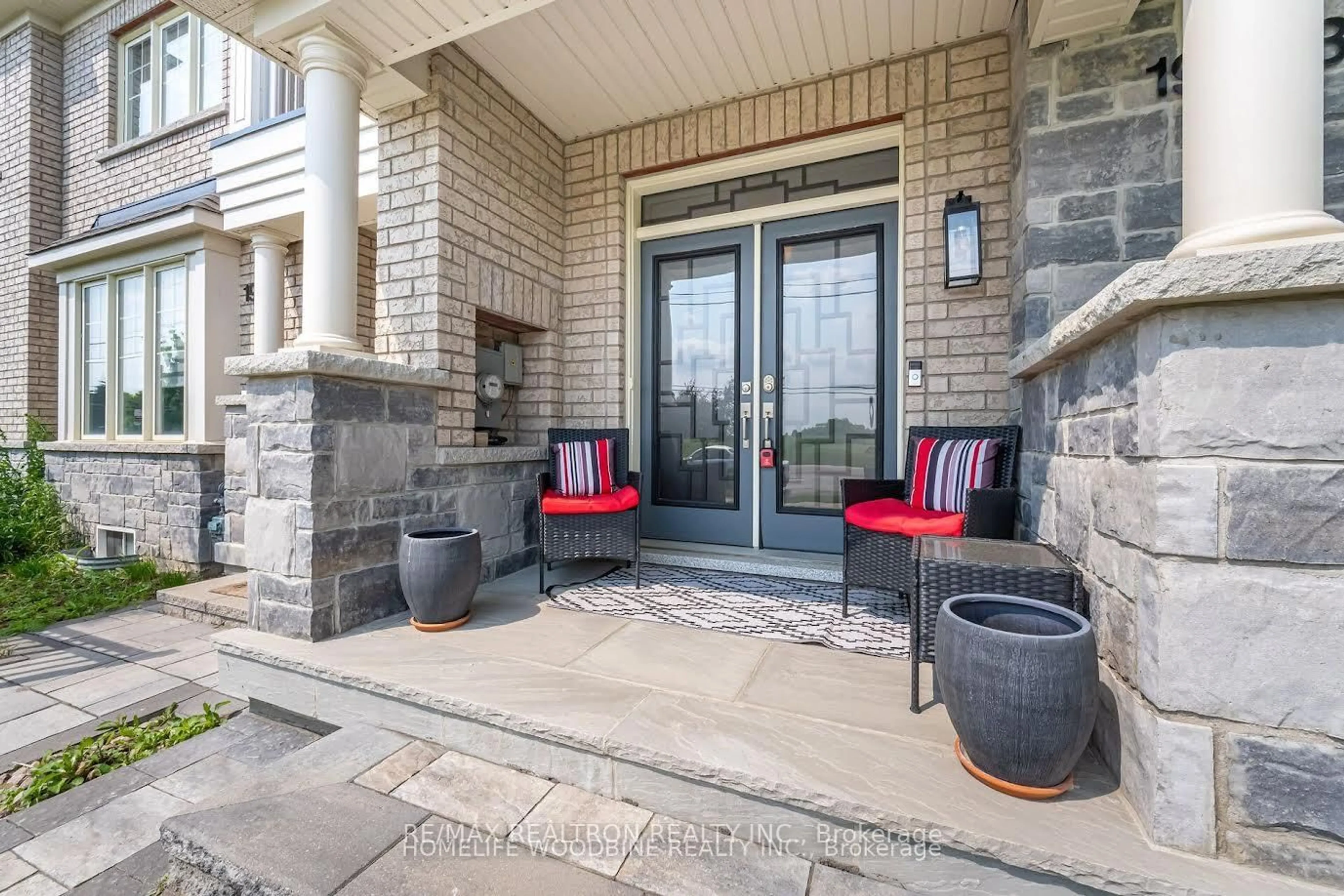 Patio, street for 19848 Leslie St, East Gwillimbury Ontario L9N 0R9
