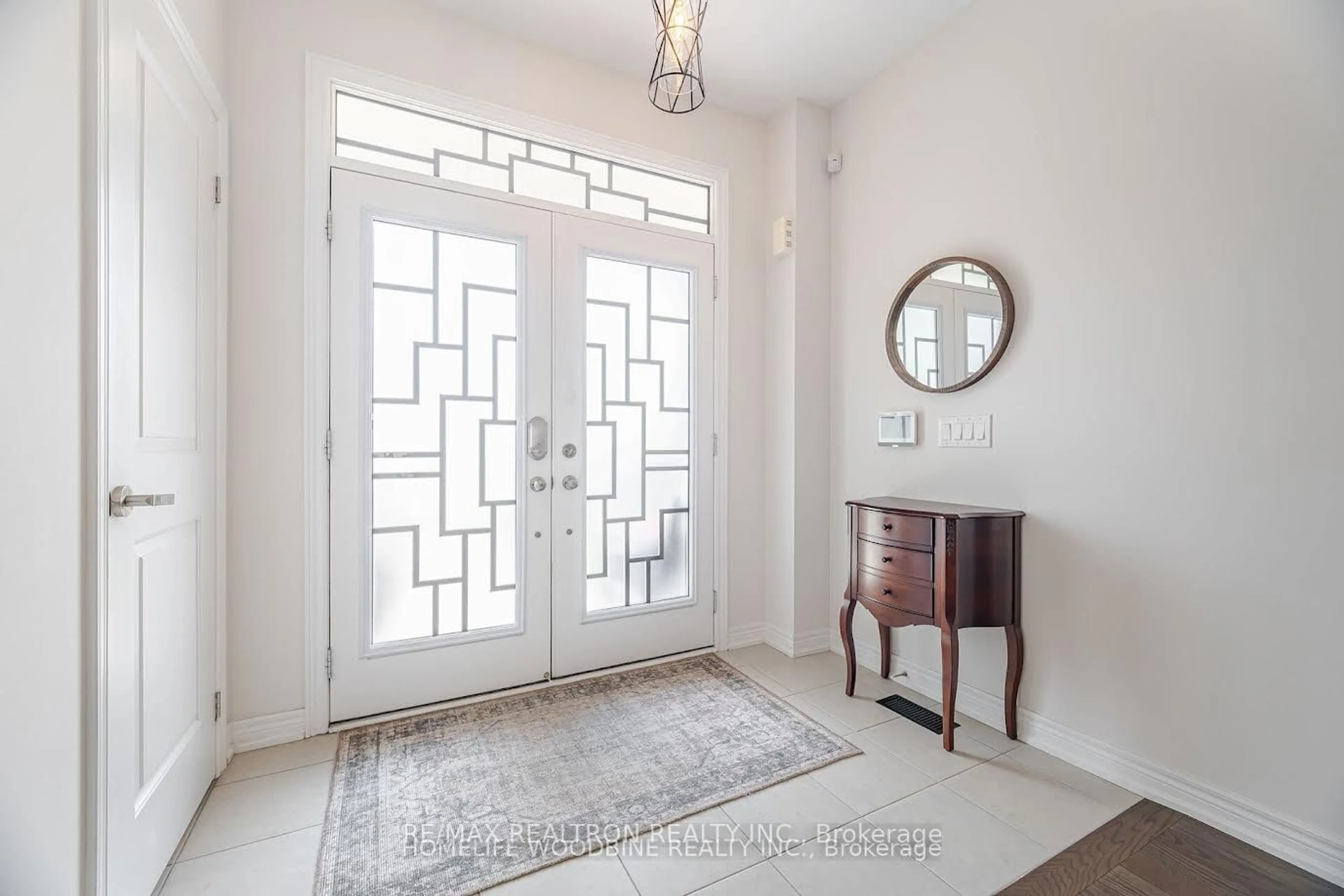 Indoor entryway for 19848 Leslie St, East Gwillimbury Ontario L9N 0R9