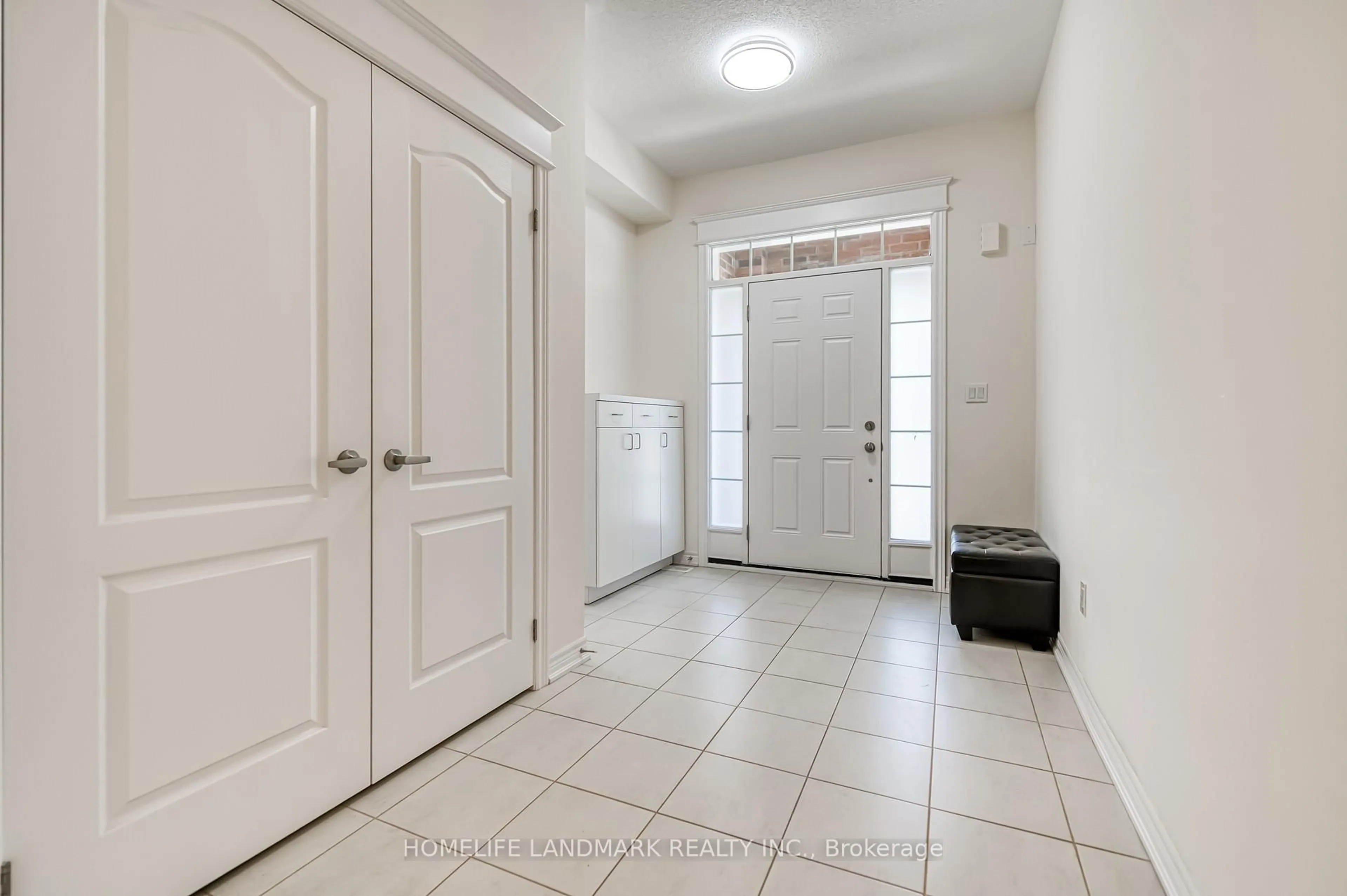 Indoor entryway for 33 Thornapple Lane, Richmond Hill Ontario L4E 1E7