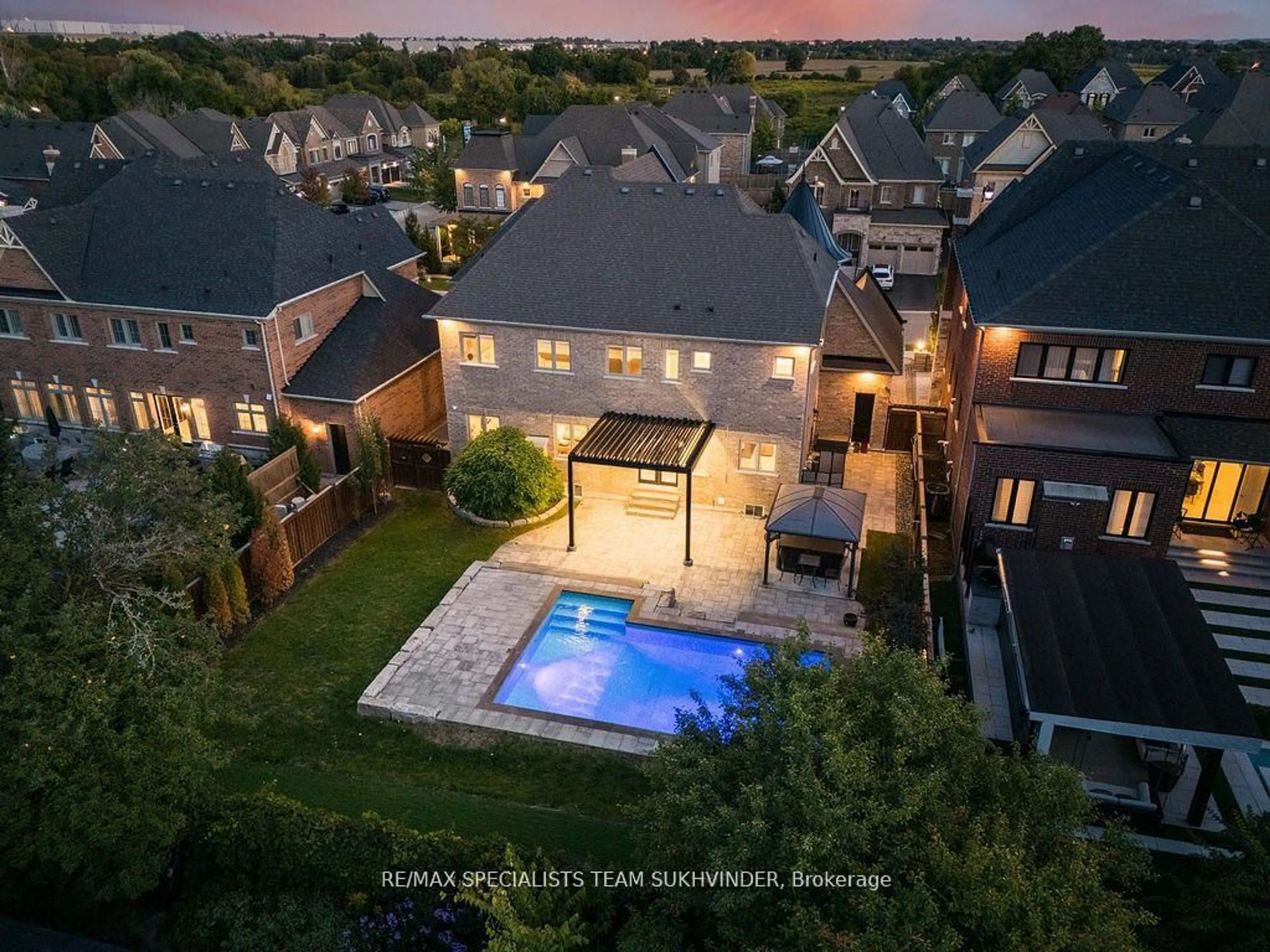 A pic from outside/outdoor area/front of a property/back of a property/a pic from drone, unknown for 56 Taurus Cres, East Gwillimbury Ontario L9N 0P9