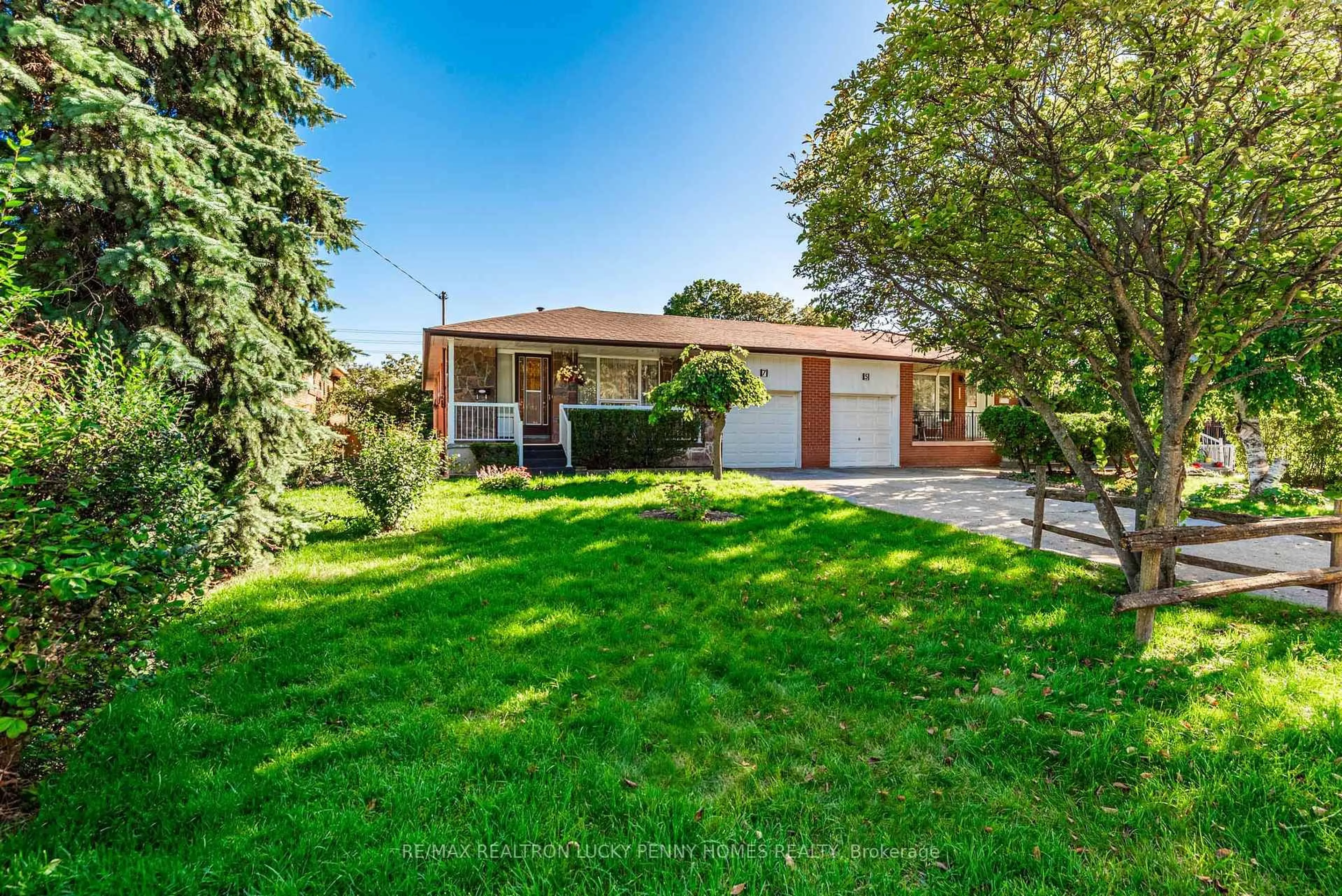 A pic from outside/outdoor area/front of a property/back of a property/a pic from drone, street for 7 Friar Tuck Rd, Markham Ontario L3P 1L7