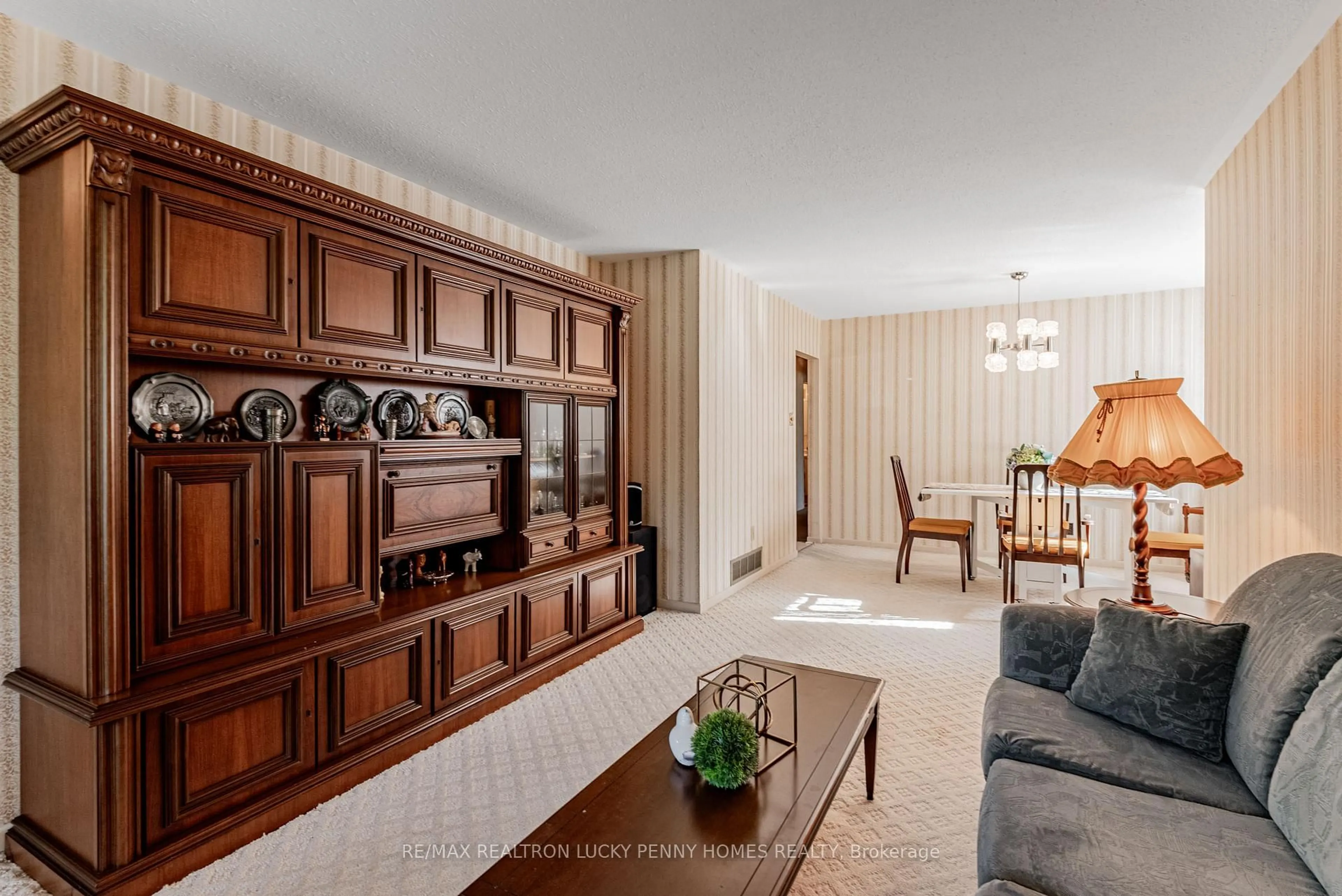Living room with furniture, unknown for 7 Friar Tuck Rd, Markham Ontario L3P 1L7