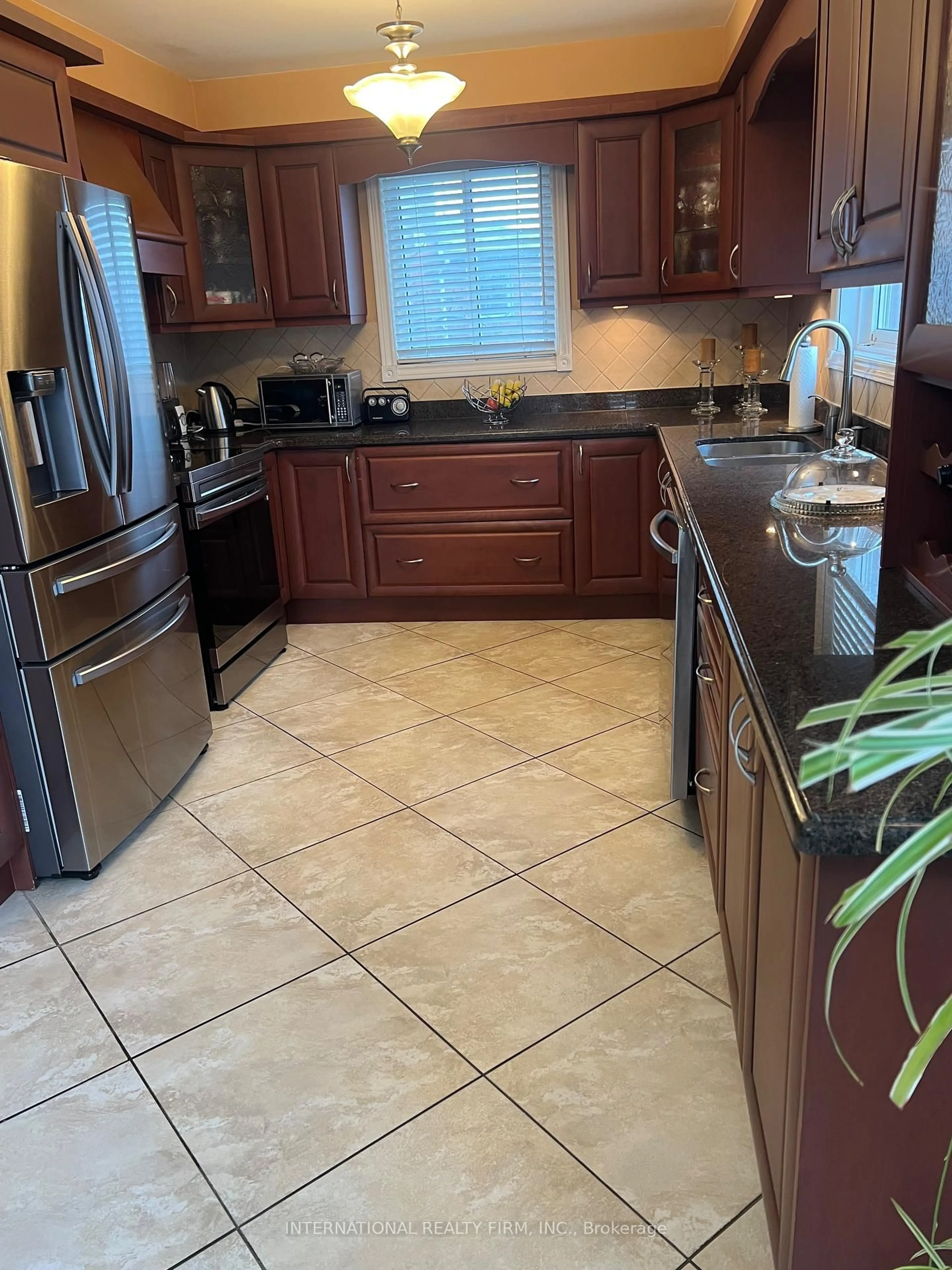 Open concept kitchen, ceramic/tile floor for 95 Dunstan Cres, Vaughan Ontario L4L 3W5