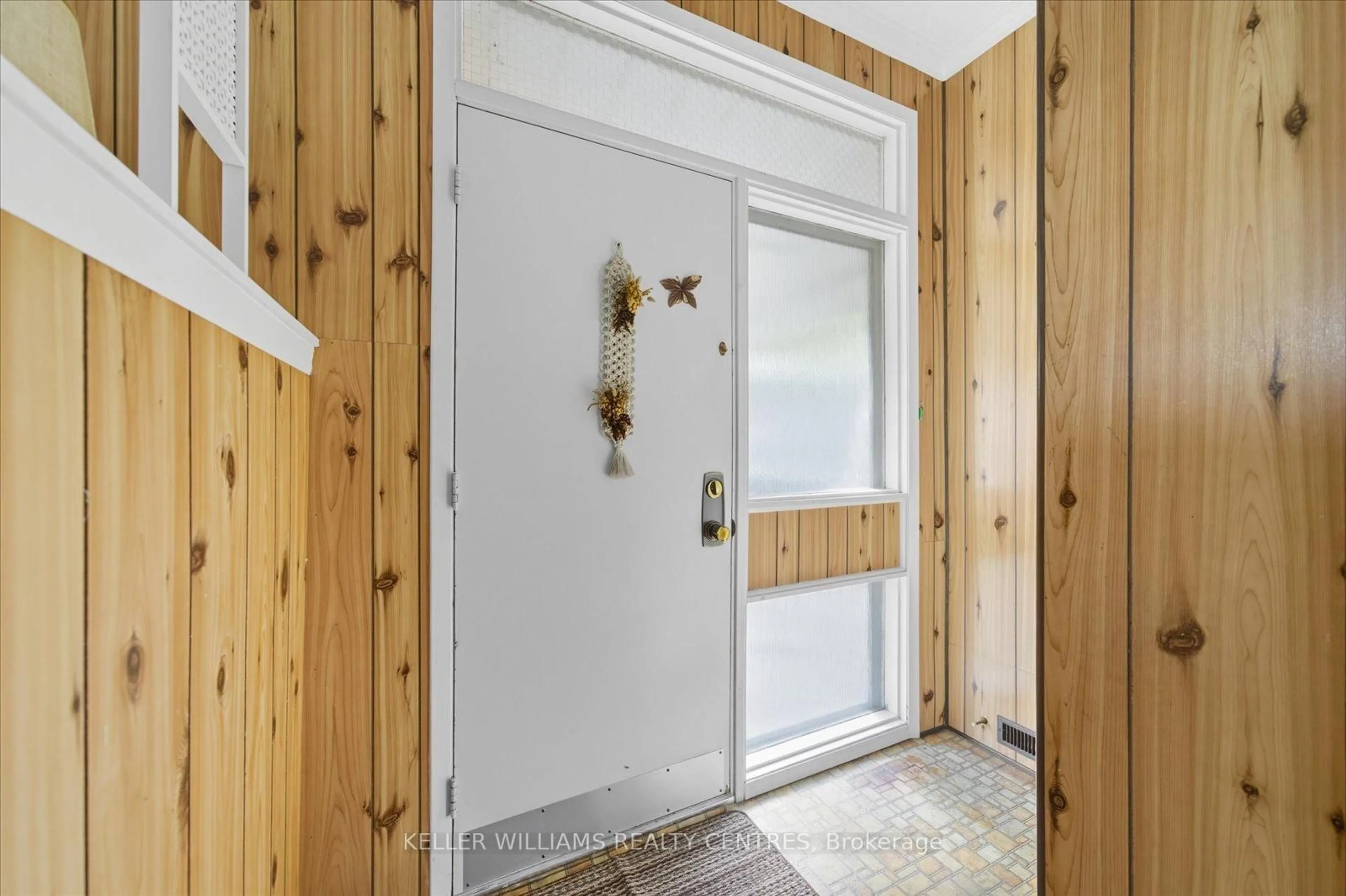 Indoor entryway for 112 Eden Crt, Newmarket Ontario L3Y 2X5