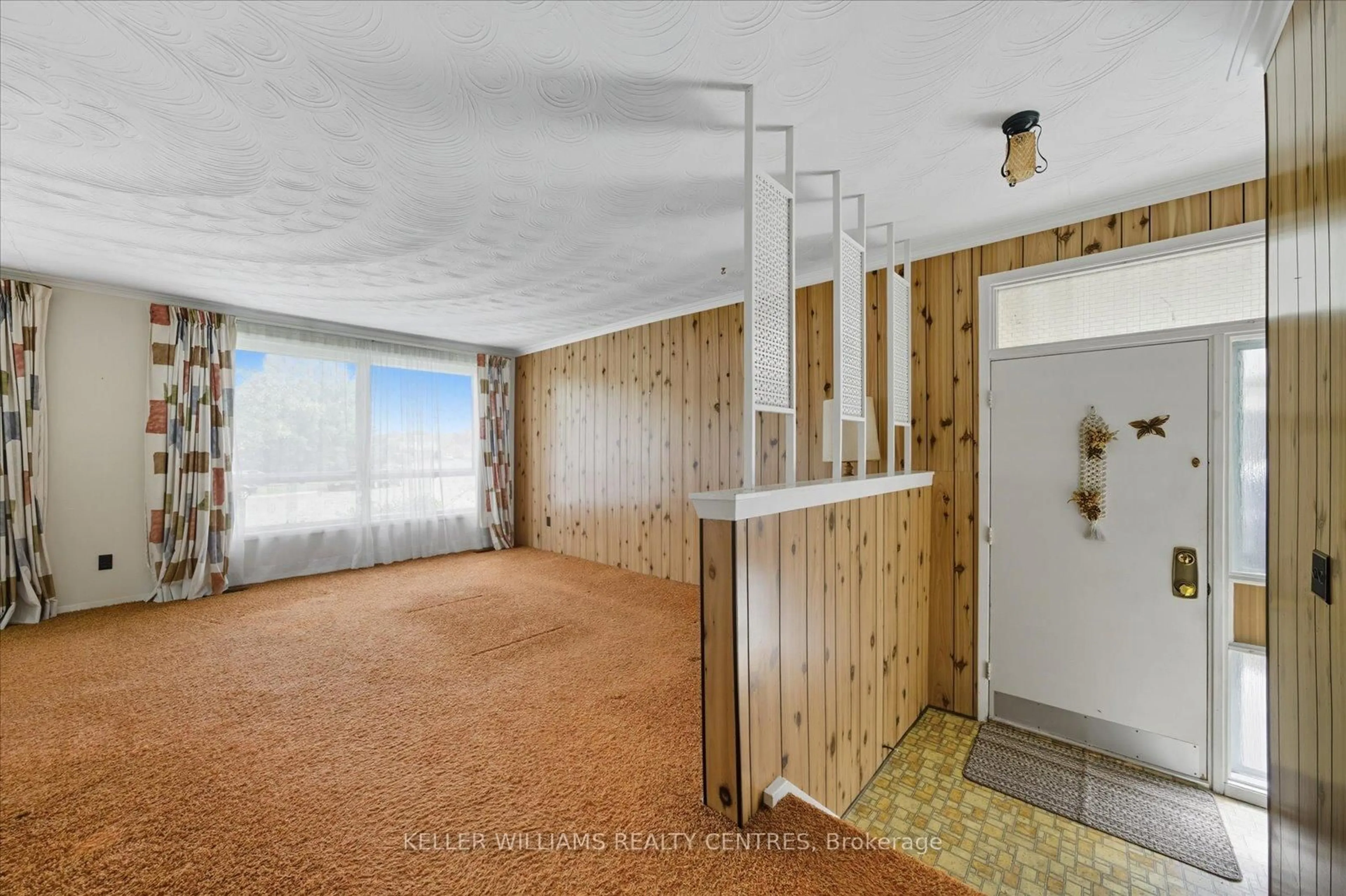 Indoor foyer for 112 Eden Crt, Newmarket Ontario L3Y 2X5
