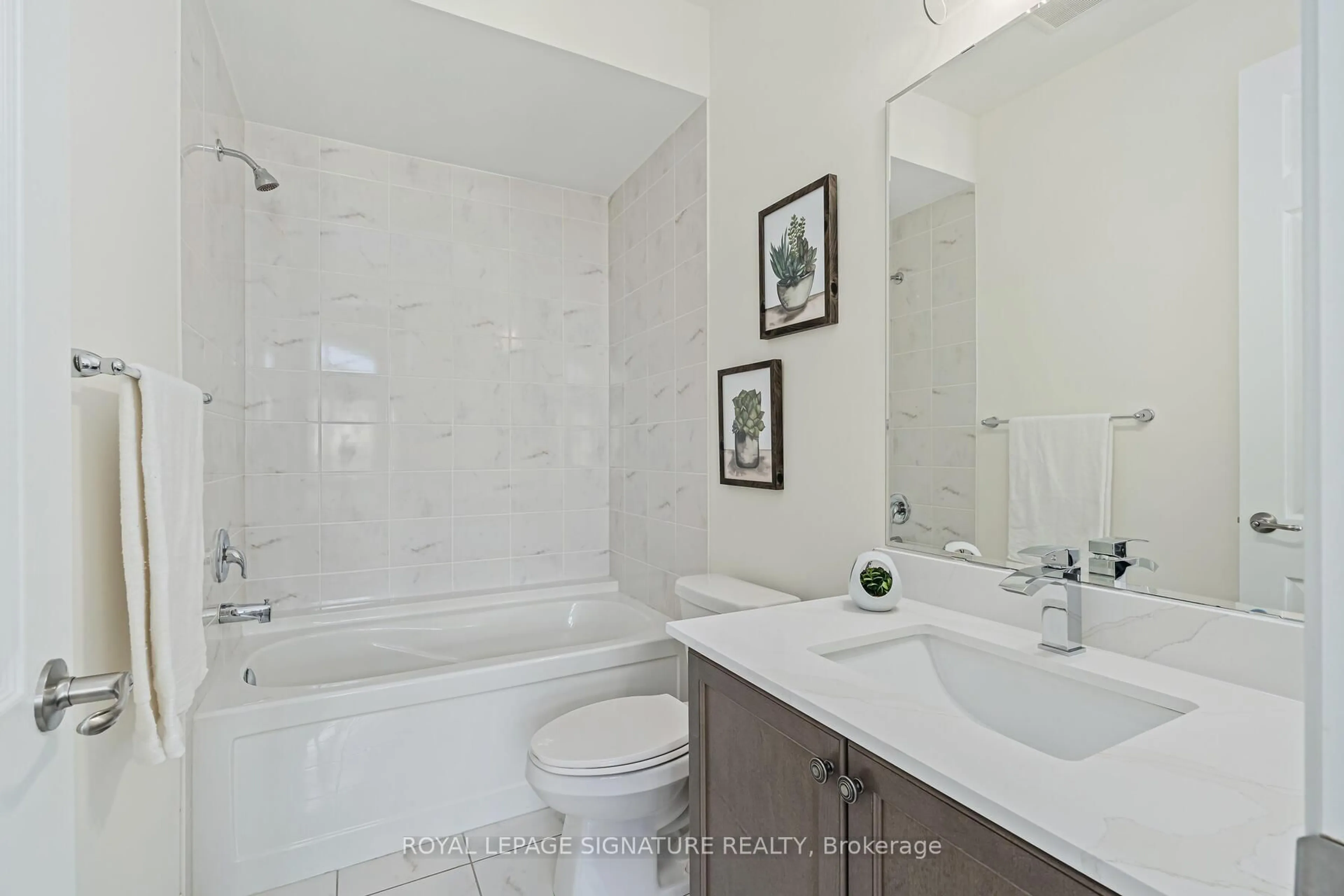 Standard bathroom, ceramic/tile floor for 31 Streamside St, Vaughan Ontario L4H 4V3