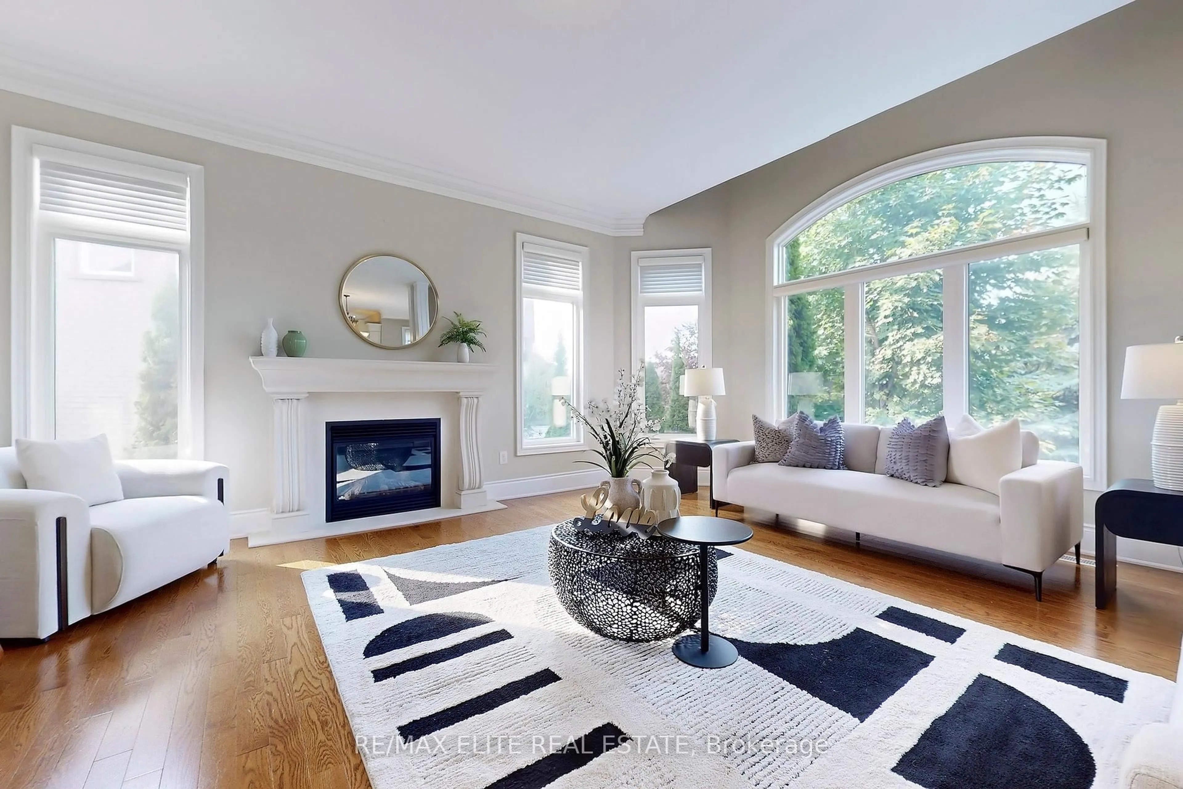 Living room with furniture, carpet floor for 59 Carisbrooke Circ, Aurora Ontario L4G 0K4