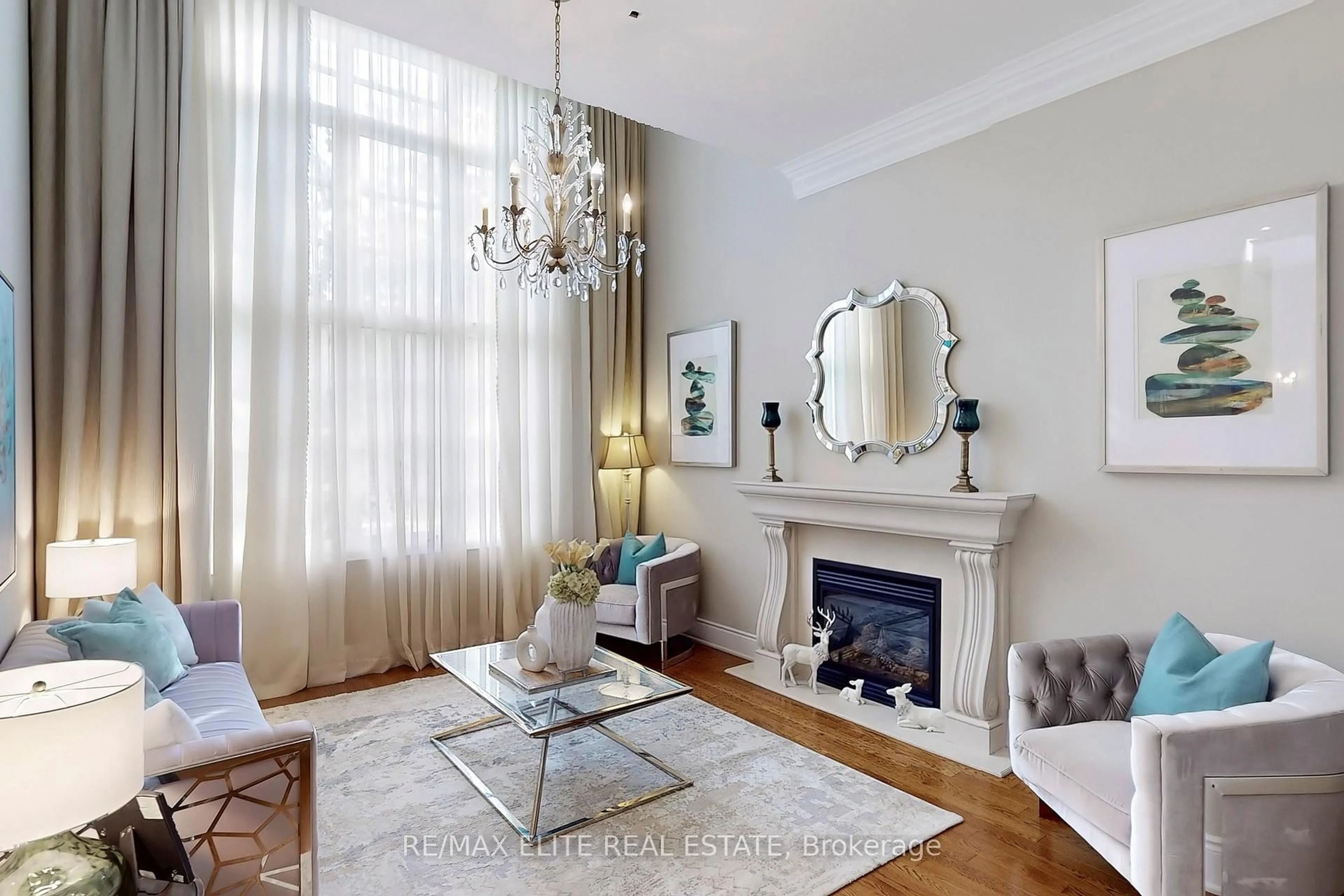 Living room with furniture, unknown for 59 Carisbrooke Circ, Aurora Ontario L4G 0K4
