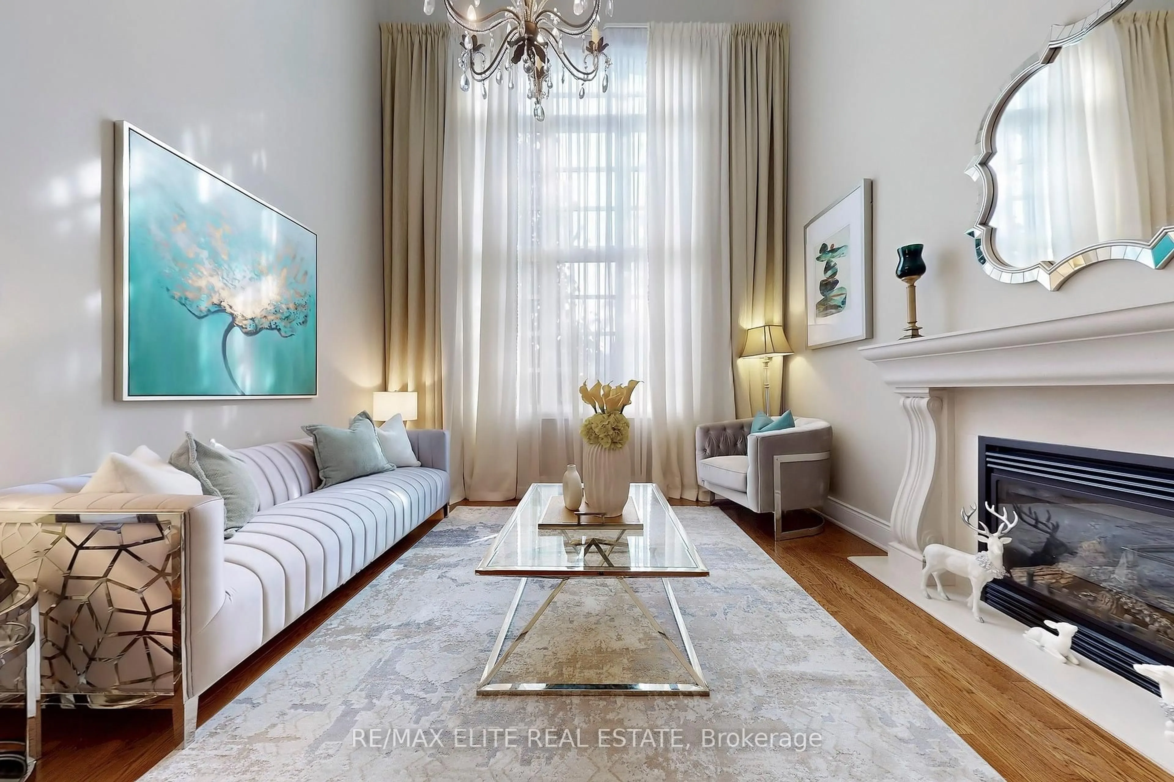 Living room with furniture, unknown for 59 Carisbrooke Circ, Aurora Ontario L4G 0K4