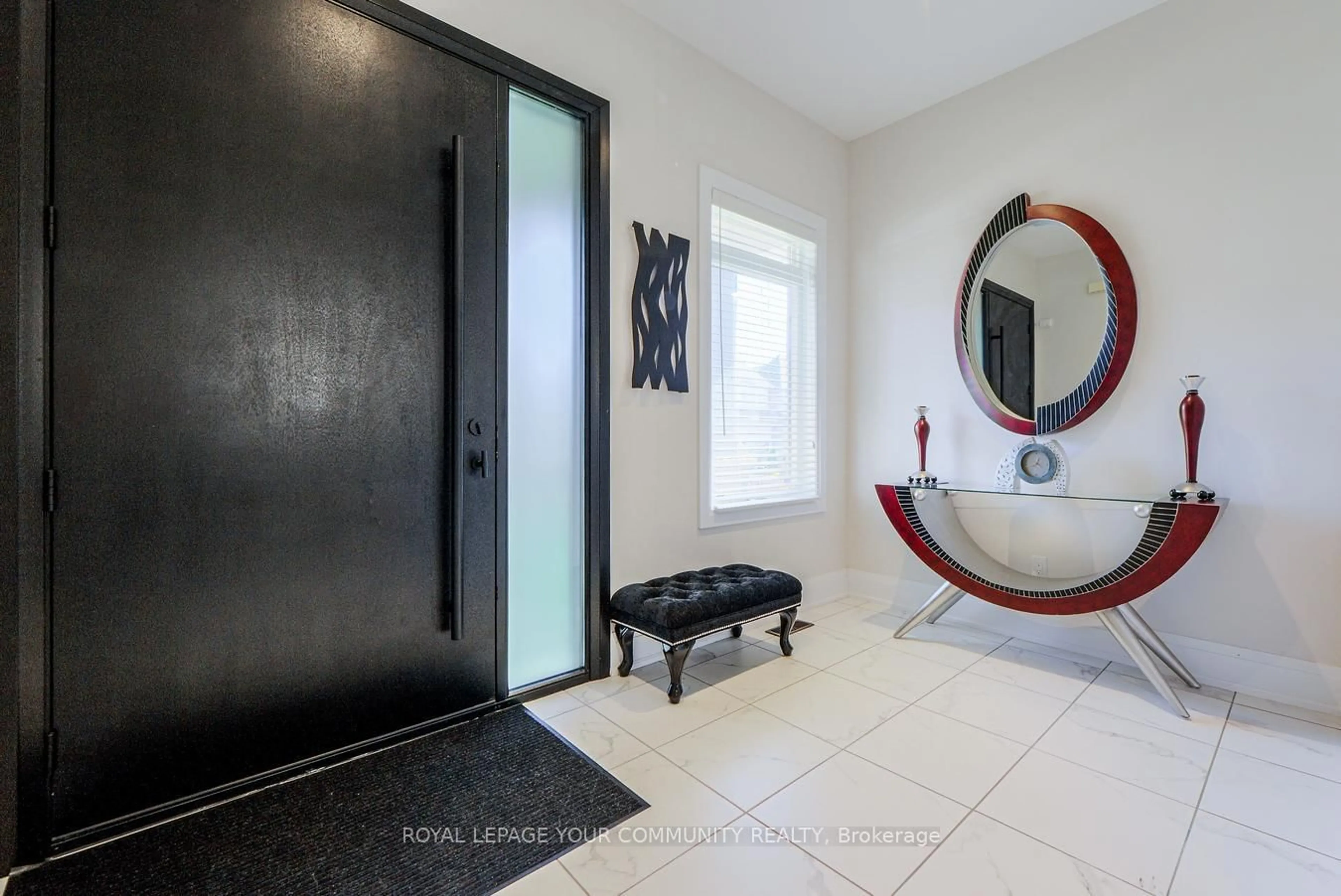 Indoor entryway for 30 Tyndall Dr, Bradford West Gwillimbury Ontario L3Z 4G6